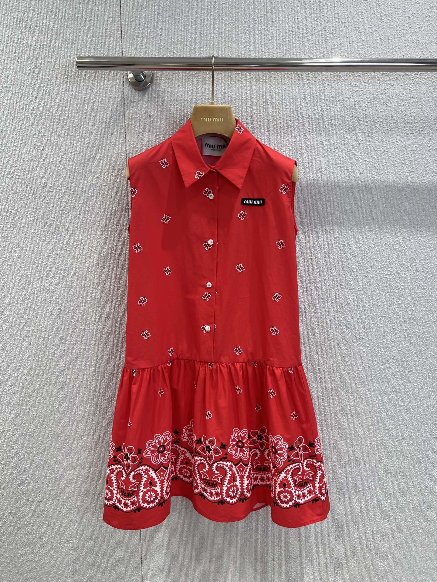 NO:435463,Support replacement Miumi* 25Ss spring and summer new style cashew flower denim poplin mini dress | Exclusive yb development!  High-end production!  The energetic girl's big red upper body is super high-end!  The totem prints made of poplin fabric are simply beautiful!  It can easily give you a good look and a full score of youthful vitality. It's really hard not to love it!  The atmosphere is really amazing. It is really suitable for summer travel. It is full of vitality and age-reducing. S/M/L real photos, detailed pictures, miumiu, skirts, alexander wang19860909支持换款 Miumi* 25Ss春夏新款 腰果花粗斜纹府绸迷你连衣裙丨独家yb开发！高版出品！元气少女的大红色上身超级高级！府绸面料制作 图腾印花简直美绝了！轻轻松松就能让你颜值开挂出片效果打满分满满的青春活力 真的很难不爱啊！氛围感天菜真的绝了夏季出游这样穿真的太适合啦、活力十足又减龄现货发售 S/M/L实拍细节图,,miumiu,skirts,alexander wang,Women's clothing