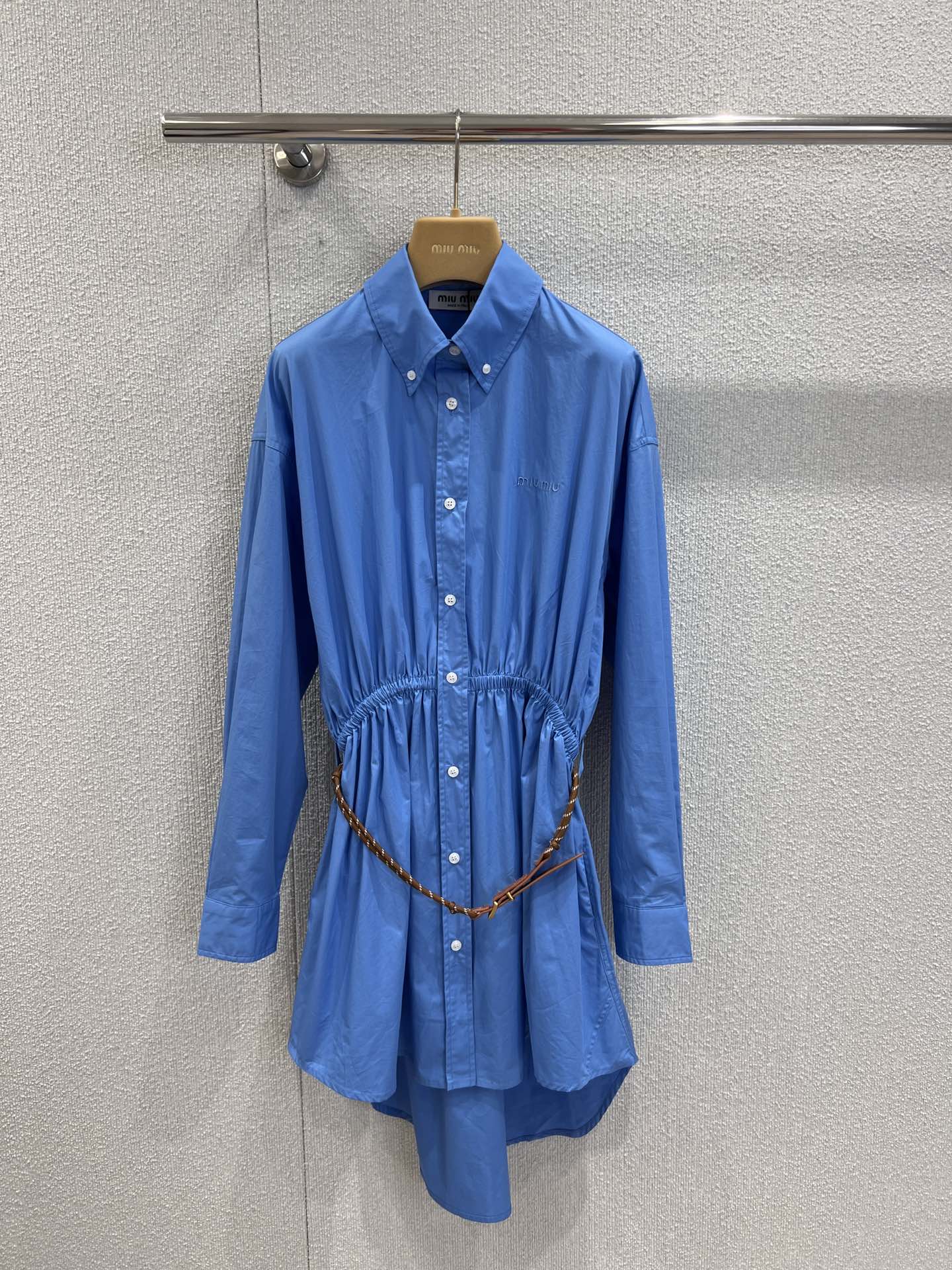 NO:435470,Support replacement Miumi* 25Ss spring and summer new poplin shirt skirt [delivery belt]丨Exclusive yb development!  High-end production!  Made of blue poplin fabric, decorated with brand logo embroidery, equipped with removable knot belt, back decorative button opening and closing, elastic elastic waist circumference, curved curved hem, recommended to buy S/M/L real-life details,,miumiu, skirts,shirts,alexander wang19860909支持换款 Miumi* 25Ss春夏新款 府绸衬衫裙【配送腰带】丨独家yb开发！高版出品！蓝色府绸面料制作 饰有品牌标识刺绣 配有可拆卸绳结腰带 后背饰纽扣开合 松紧弹力腰围 曲线弧形下摆 推荐入手现货发售S/M/L实拍细节图,,miumiu,skirts,shirts,alexander wang,Women's clothing