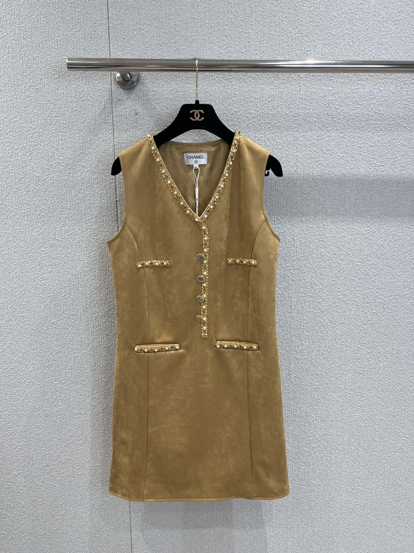 NO:435469,Support replacement Chane* 25Ss spring and summer new model Heavy-made hand-made beaded vest skirt丨Exclusive high-end production!  Imported fabrics create a V-neck model, purely handmade, showing luxury while being elegant. Single-wearing and layering highlight the taste of high-end celebrities. The first choice for dressing with stylish and stylish four seasons. White and rich beauty standard. Customized surface accessories. Workmanship quality depends on details. S/M/L real photos are available in stock. Chanel, skirts, alexander wang19860909支持换款 Chane* 25Ss春夏新款 重工手工钉珠背心裙丨独家高版出品！进口面料打造V领典范 纯手工订制 尽显奢华的同时不失雅致 单穿叠搭都 突出高级名媛品味 四季气质时髦精的穿搭首选 白富美标配 定制面辅料 做工品质看细节.现货发售S/M/L实拍细节图,,chanel,skirts,alexander wang,Women's clothing