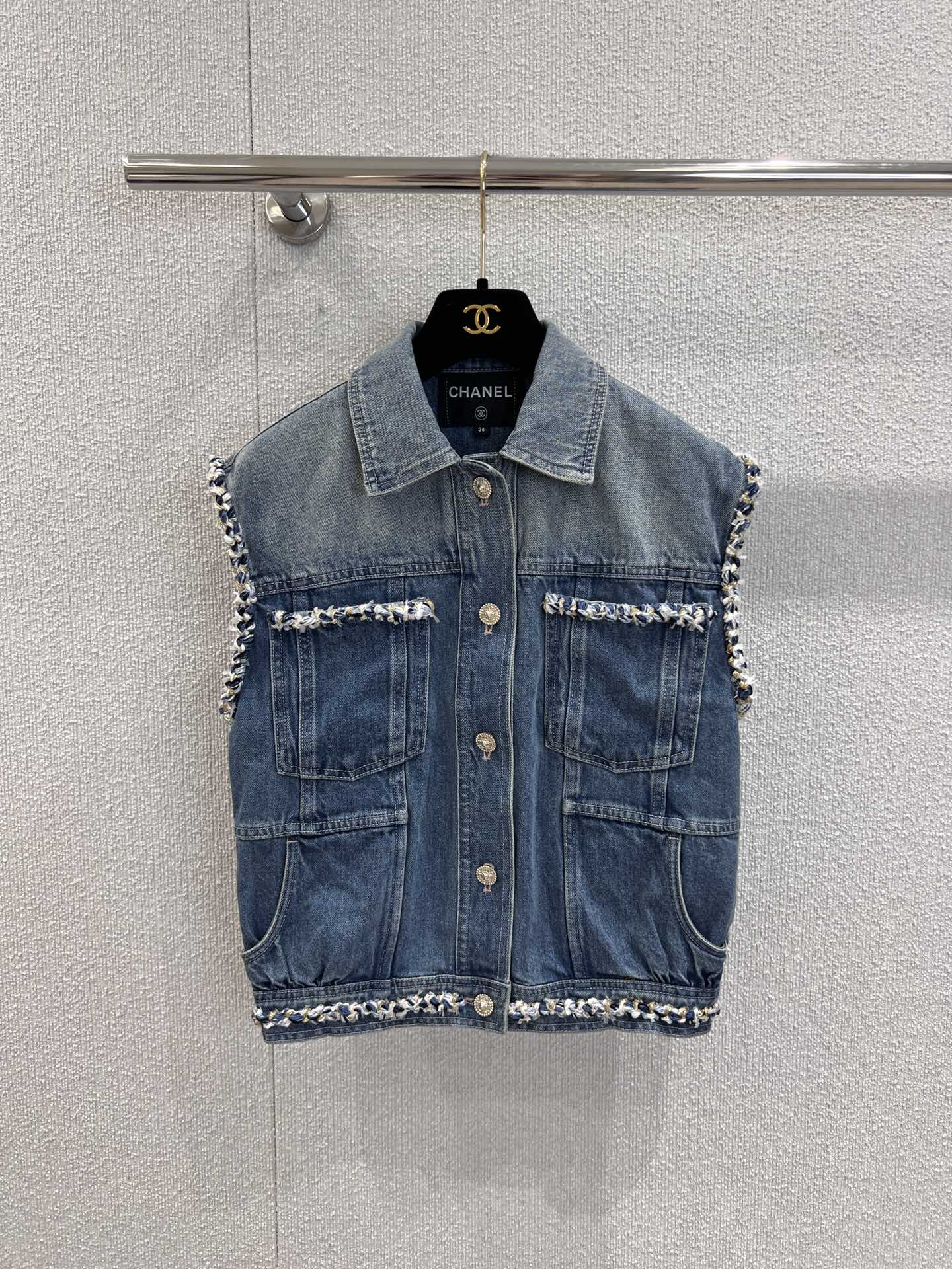 NO:435120,Support for replacement Chane* 25A premium handicraft new style, nostalgic washing water denim vest jacket | Exclusive yb development!  High-end production!  Hand-made woven belt decorative super stacking artifact!  Custom Enzyme Washed Cowboy Fabric!  White and rich beauty must-have item. Temperament lapel double pocket H-shaped upper body makes you look slim!  High-number organic pure cotton denim texture is soft and delicate!  Nostalgic retro wash water with fashionable and high-end tone!  Workmanship quality depends on the details. S/M/L real photos of S/M/L are sold in stock, chanel, jackets & coats, alexander wang19860909支持换款 Chane* 25A高级手工坊新款 怀旧洗水丹宁牛仔背心马甲外套丨独家yb开发！高版出品！手工编织带装饰超级叠搭神器！定制酵素洗水牛仔面料！白富美必入单品.气质翻领双口袋H版型上身巨显瘦！高织数有机纯棉牛仔质感柔软细腻！怀旧复古洗水时髦又高级的调调！做工品质看细节.现货发售S/M/L实拍细节图,,chanel,jackets & coats,alexander wang,Women's clothing
