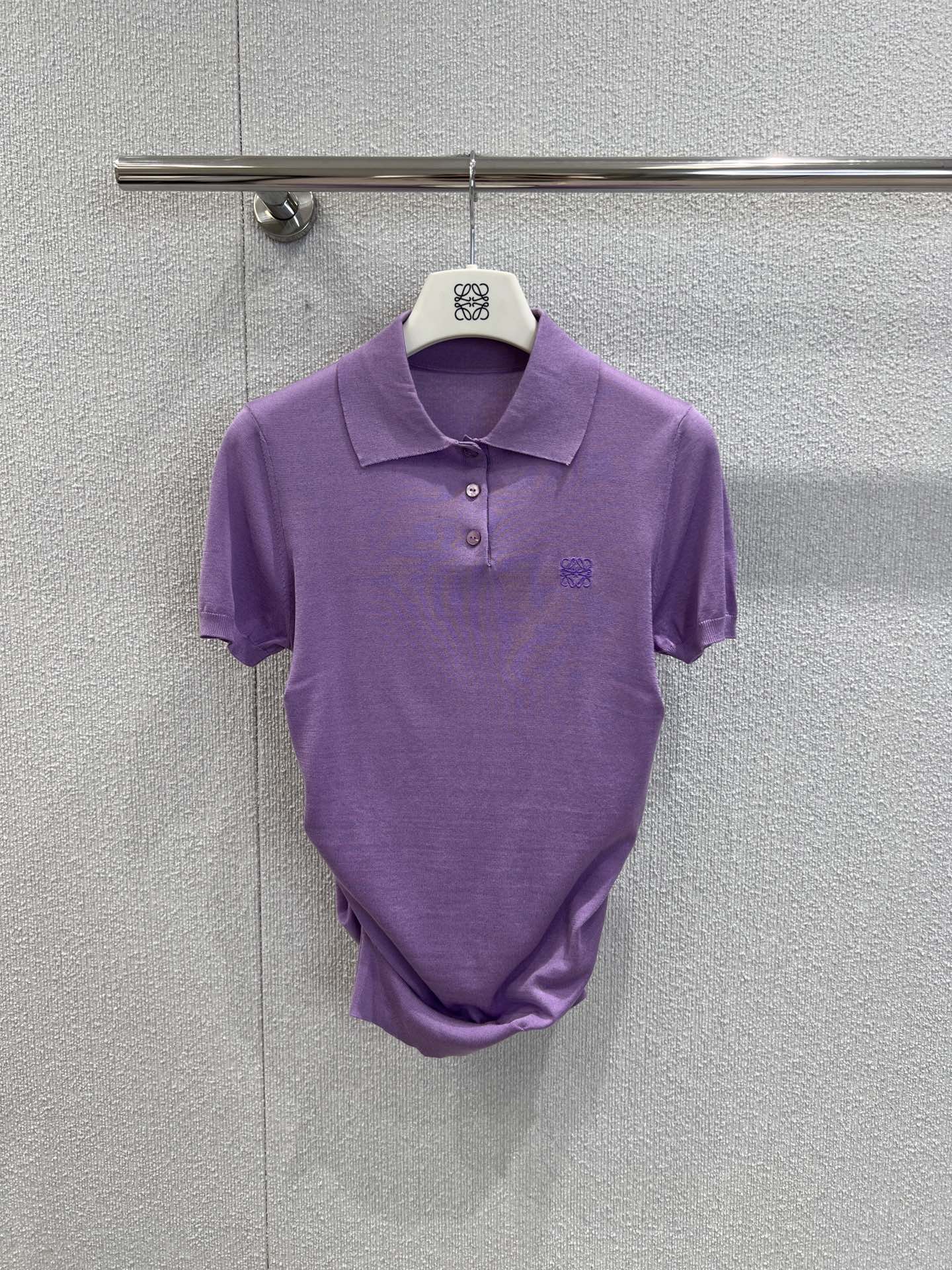 NO:436979,l Support replacement Loew* 25Ss spring and summer new style purple micro-label pleated lapel short-sleeved top | Exclusive yb development!  High-end production!  Full of tricks, pinch the pleated hem arc from the side, and the waistline is raised from the side to show the length of the legs. It is 360 degrees to make you look taller and thin. The purple of the rock rose is the faint purple, which is super white. ① The whole thing is gentle. The knitted soft and delicate texture. The workmanship quality depends on the details. S/M/L real shot details are available in stock, loro piano, loewe, T-shirt, alexander wang19860909l支持换款 Loew* 25Ss春夏新款 紫色微标褶皱翻领短袖上衣丨独家yb开发！高版出品！满满的小心机 侧面捏褶下摆圆弧 从正面看视觉收腰 侧面看又拉高腰线显腿长 妥妥的360度显高显瘦 岩蔷薇紫是那种淡淡的紫 超级显白① 整被温柔住了 针织柔软细腻质感 做工品质看细节.现货发售S/M/L实拍细节图,,loro piana,loewe,T-shirt,alexander wang,Women's clothing