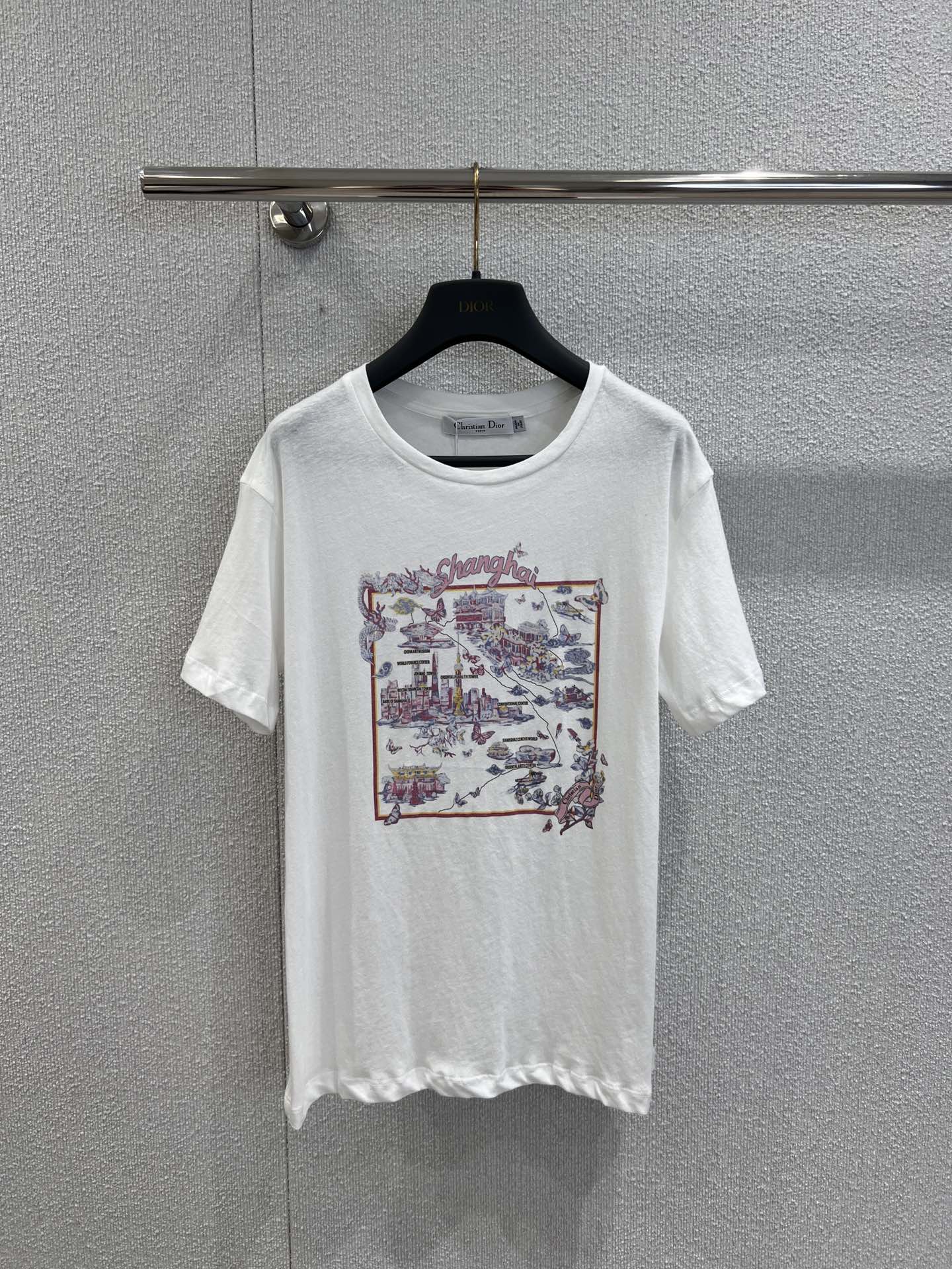 NO:435482,Support replacement Dio* 25Ss spring and summer city limited new model Shanghai Bund is covered with sunset printed pattern short-sleeved T-shirt | Exclusive yb development!  High-end production!  The imported pure cotton linen washing fabric has a great texture!  Temperamental girlish style and age-reducing and fashionable item!  Low-key and luxurious, versatile style, not picky about others, beautiful body!  The quality of workmanship depends on the details!  S/M/L real photos, dior, T-shirt, tees, t-shirt, alexander wang19860909支持换款 Dio* 25Ss春夏城市限定新款 上海的外滩披上夕阳印花图案短袖T恤丨独家yb开发！高版出品！进口纯棉亚麻洗水面料质感超赞！气质少女风减龄又时髦单品！低调奢华,版型百搭不挑人上身美的不要不要的！做工品质看细节！现货发售S/M/L实拍细节图,,dior,T-shirt,tees，t-shirt,alexander wang,Women's clothing