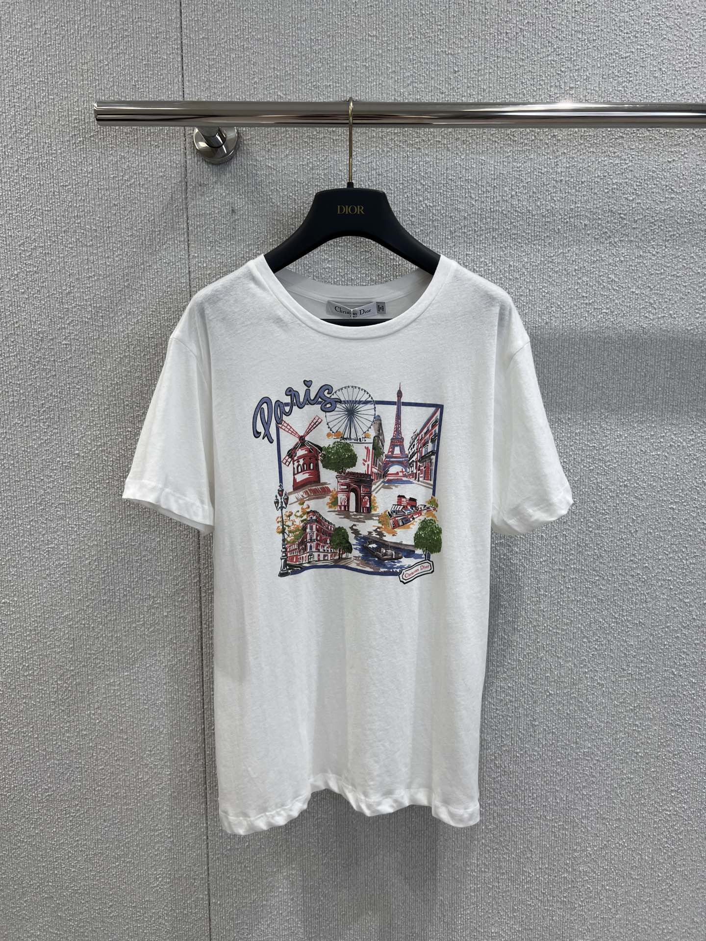 NO:435459,Support replacement Dio* 25Ss spring and summer city limited new model Paris' Seine Walk Printed Pattern Short-sleeved T-shirt | Exclusive yb development!  High-end production!  The imported pure cotton linen washing fabric has a great texture!  Temperamental girlish style and age-reducing and fashionable item!  Low-key and luxurious, versatile style, not picky about others, beautiful body!  The quality of workmanship depends on the details!  S/M/L real photos, dior, T-shirt, tees, t-shirt, alexander wang19860909支持换款 Dio* 25Ss春夏城市限定新款 巴黎的塞纳河畔散步印花图案短袖T恤丨独家yb开发！高版出品！进口纯棉亚麻洗水面料质感超赞！气质少女风减龄又时髦单品！低调奢华,版型百搭不挑人上身美的不要不要的！做工品质看细节！现货发售S/M/L实拍细节图,,dior,T-shirt,tees，t-shirt,alexander wang,Women's clothing