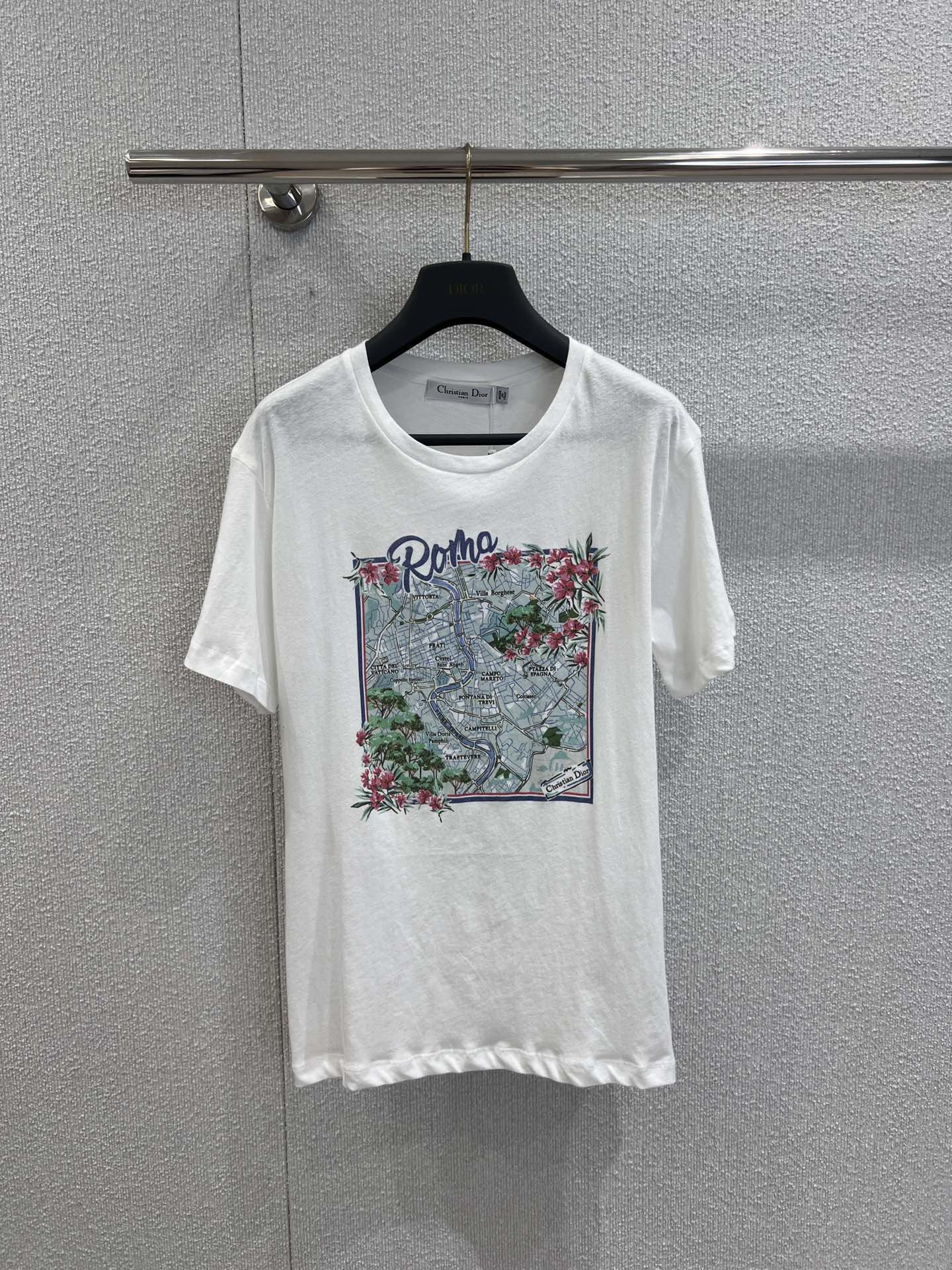 NO:435465,Support for replacement Dio* 25Ss Spring and Summer City Limited New Style, Spend Holiday Printed Pattern Short-sleeved T-shirts in Rome | Exclusive yb development!  High-end production!  The imported pure cotton linen washing fabric has a great texture!  Temperamental girlish style and age-reducing and fashionable item!  Low-key and luxurious, versatile style, not picky about others, beautiful body!  The quality of workmanship depends on the details!  S/M/L real photos, dior, T-shirt, tees, t-shirt, alexander wang19860909支持换款 Dio* 25Ss春夏城市限定新款 罗马的西班牙广场度过假日印花图案短袖T恤丨独家yb开发！高版出品！进口纯棉亚麻洗水面料质感超赞！气质少女风减龄又时髦单品！低调奢华,版型百搭不挑人上身美的不要不要的！做工品质看细节！现货发售S/M/L实拍细节图,,dior,T-shirt,tees，t-shirt,alexander wang,Women's clothing