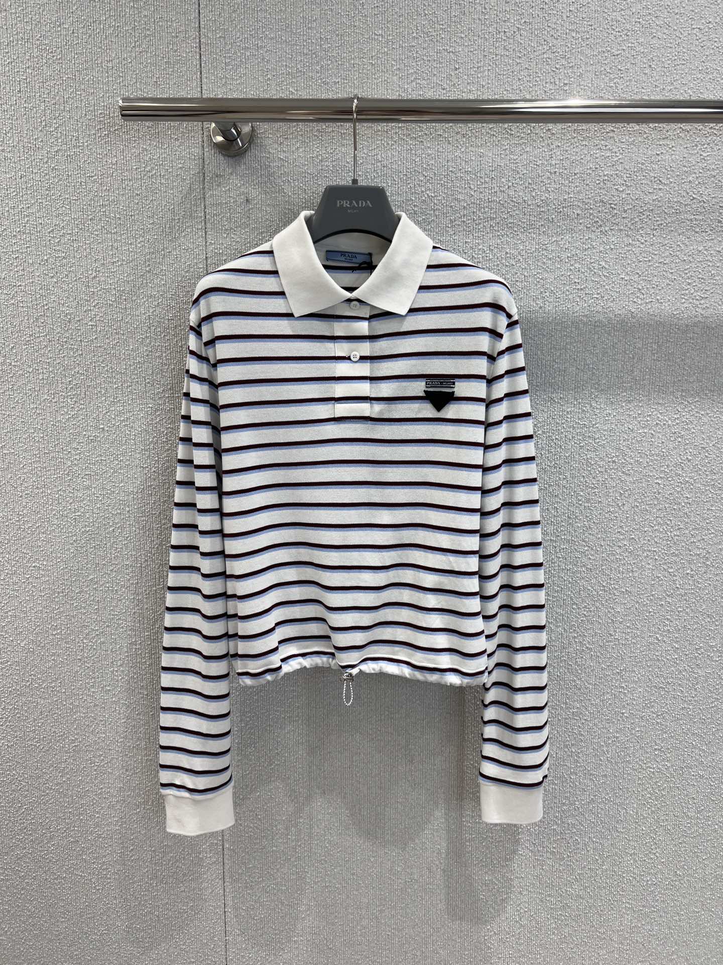 NO:435475,Support replacement Prad* 25Ss spring and summer new style, high-spirited outfit striped long-sleeved Polo shirt | Exclusive yb development!  High-end production!  Short drawstring elastic waist design with fashionable and exquisite quality items!  Imported pure cotton fabric!  The handsome girlish style is versatile and age-reducing sweetness. The upper body looks huge and slim!  S/M/L real photos, prada, alexander wang19860909支持换款 Prad* 25Ss春夏新款 高智感穿搭条纹控长袖Polo衫丨独家yb开发！高版出品！小短款抽绳松紧腰设计时髦精必入气质单品！进口纯棉面料！帅气少女风百搭减龄甜美气息.版型上身巨显瘦！现货发售 S/M/L实拍细节图,,prada,alexander wang,Women's clothing