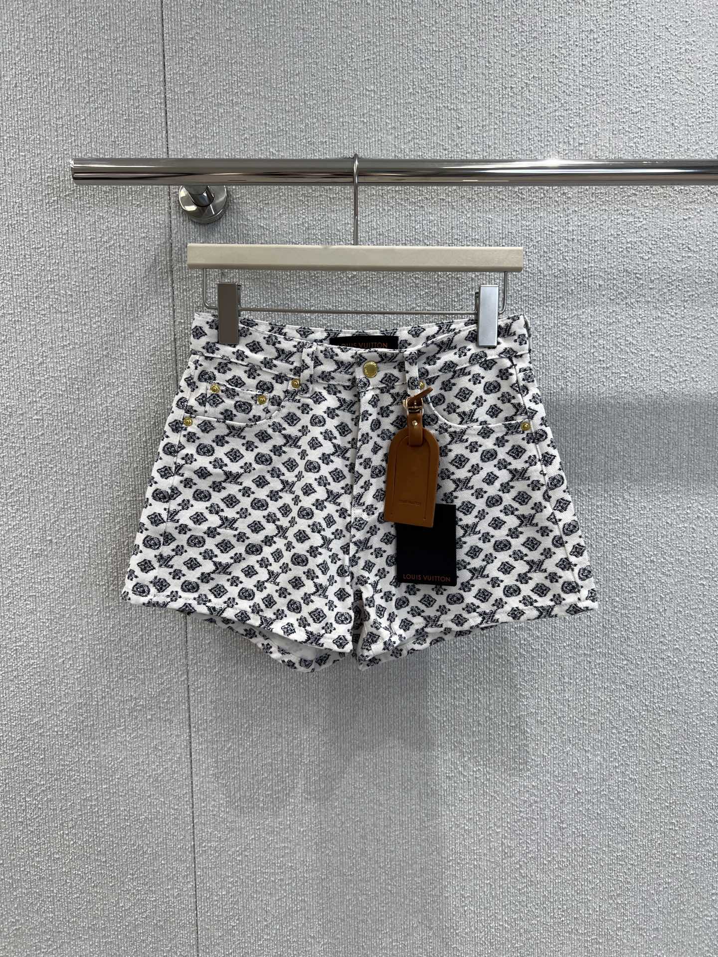 NO:435861,Support replacement Louis Vuitt*n 25Ss spring and summer new style, full-print pendant denim shorts丨Exclusive high-end product!  Customized YB imported twill cotton material, crisp and comfortable, fully printed with iconic four-leaf clover letter logo pattern, highlighting the brand, engraved leather label embellishment and decoration, add layered look, surface auxiliary material development, high waist straight shorts, casual outfit, fashionable, S/M/L real shot details pictures, louis vuitton, shorts, alexander wang19860909支持换款 Louis Vuitt*n 25Ss春夏新款 满印挂件牛仔短裤丨独家高版出品！定制YB进口斜纹棉材质 挺括舒适 满印标志性四叶草字母徽标图案 彰显品牌 刻印皮标点缀装饰 增添造型层次感 面辅料开发 高腰直筒短裤 随意穿搭出彩时髦 现货发售S/M/L实拍细节图,,louis vuitton,shorts,alexander wang,Women's clothing