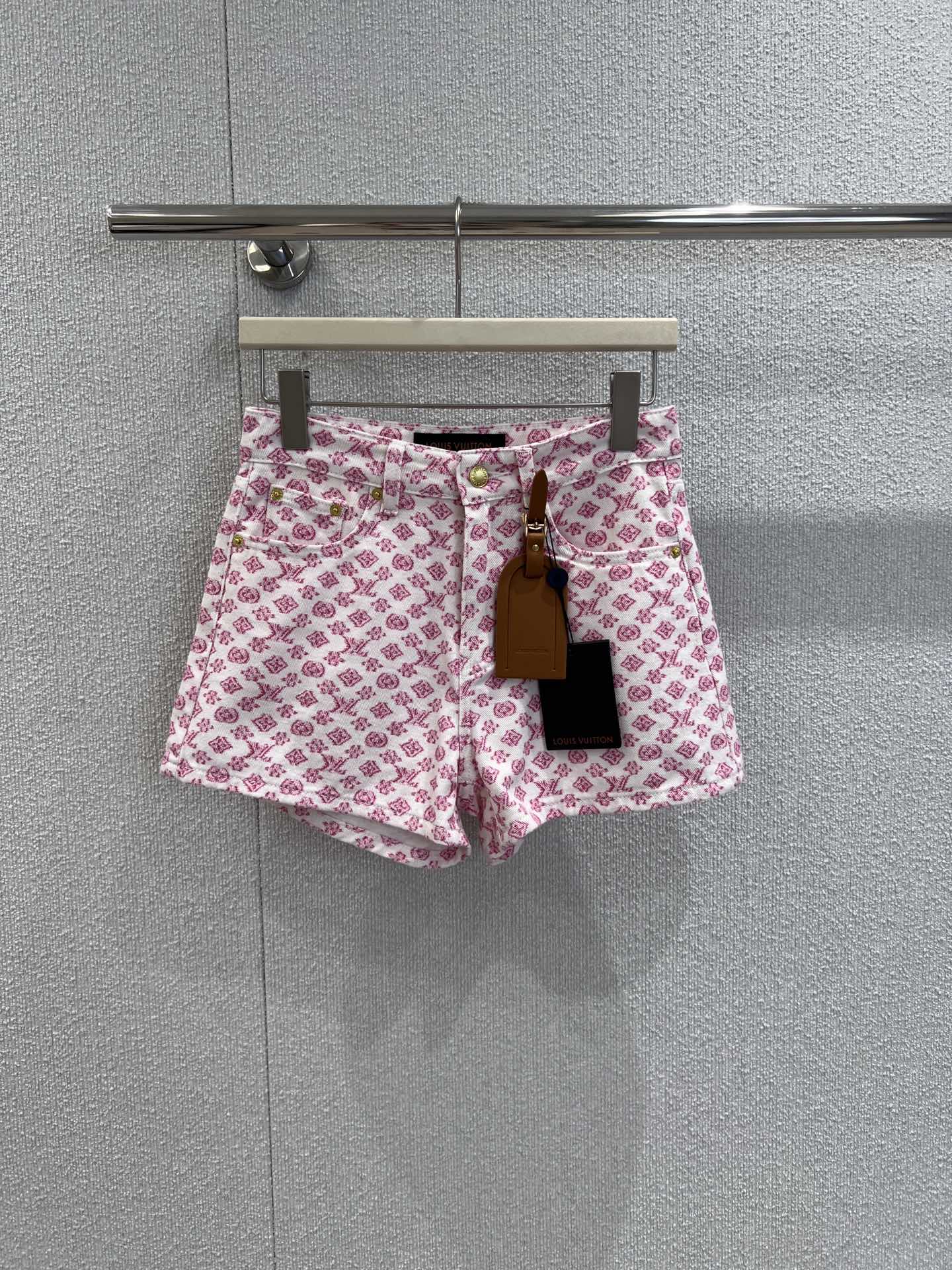 NO:435867,Support replacement Louis Vuitt*n 25Ss spring and summer new style, full-print pendant denim shorts丨Exclusive high-end product!  Customized YB imported twill cotton material, crisp and comfortable, fully printed with iconic four-leaf clover letter logo pattern, highlighting the brand, engraved leather label embellishment and decoration, add layered look, surface auxiliary material development, high waist straight shorts, casual outfit, fashionable, S/M/L real shot details pictures, louis vuitton, shorts, alexander wang19860909支持换款 Louis Vuitt*n 25Ss春夏新款 满印挂件牛仔短裤丨独家高版出品！定制YB进口斜纹棉材质 挺括舒适 满印标志性四叶草字母徽标图案 彰显品牌 刻印皮标点缀装饰 增添造型层次感 面辅料开发 高腰直筒短裤 随意穿搭出彩时髦 现货发售S/M/L实拍细节图,,louis vuitton,shorts,alexander wang,Women's clothing