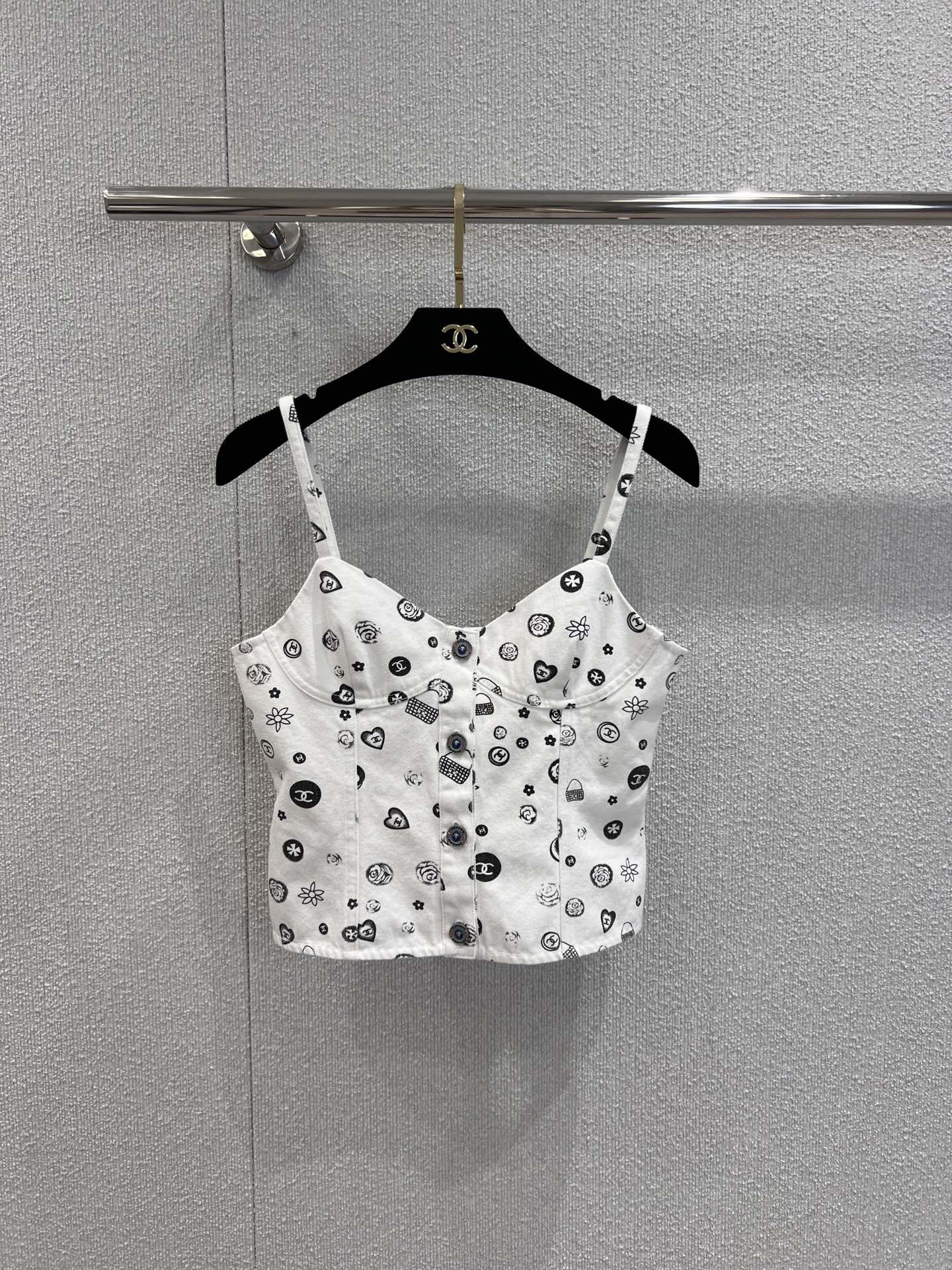 NO:435917,Vest, short skirt 260 supports replacement Chane* 25Ss spring and summer new style printed denim suspender vest + short skirt suit | Exclusive high-end production!  Twill cotton denim material, soft and comfortable fabric, good breathability, repeated enzyme washing process, not easy to dye and decolorize, cut more in line with the human body lines, denim bra, suspender vest short skirt suit, front closure design that fits the chest line outline, shows youthful and sexy charm, full of camellia number 5 and other element patterns, black and white effects are classic and versatile, brand style is instantly improved, matched with A-line short skirt, wrap the body, wear without restraint, relaxed and fashionable, wear full of high street casual style, vacation date daily, S/M/L real-life details pictures, chanel, skirts, alexander wang19860909背心 短裙260支持换款 Chane* 25Ss春夏新款 印花牛仔吊带背心+短裙套装丨独家高版出品！斜纹棉牛仔材质 面料柔软舒适 透气性好 反复酵素水洗工艺处理 不易染色脱色 剪裁更符合人体线条 牛仔胸衣吊带背心短裙套装 贴合胸线轮廓的前襟系扣设计 尽显青春性感魅力 通体满印山茶花数字5等元素图案 黑白效果经典百搭 品牌格调瞬间提升 搭配A字短裙剪裁 包裹身形 穿着无束缚感 松弛时髦 穿出满满的高街休闲风 度假约会日常 现货发售S/M/L实拍细节图,,chanel,skirts,alexander wang,Women's clothing