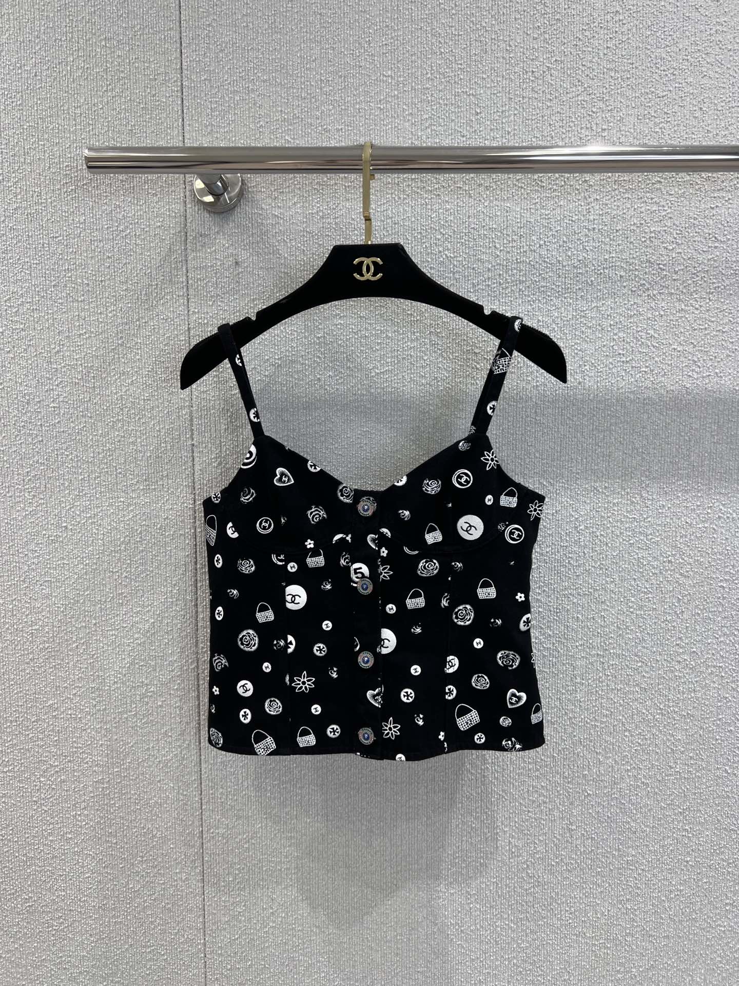 NO:435894,Vest, short skirt 260 supports replacement Chane* 25Ss spring and summer new style printed denim suspender vest + short skirt suit | Exclusive high-end production!  Twill cotton denim material, soft and comfortable fabric, good breathability, repeated enzyme washing process, not easy to dye and decolorize, cut more in line with human body lines, denim bra, suspender vest short skirt suit, front closure design that fits the outline of the chest line, full of youthful and sexy charm, full of camellia number 5 and other element patterns, classic and versatile black and white effect, instantly improved brand style, matched with A-line short skirt, wrap the body, wear without restraint, relaxed and fashionable, wear full of high street casual style, vacation date daily, S/M/L,,chanel, skirts, alexander wang19860909背心 短裙260支持换款 Chane* 25Ss春夏新款 印花牛仔吊带背心+短裙套装丨独家高版出品！斜纹棉牛仔材质 面料柔软舒适 透气性好 反复酵素水洗工艺处理 不易染色脱色 剪裁更符合人体线条 牛仔胸衣吊带背心短裙套装 贴合胸线轮廓的前襟系扣设计 尽显青春性感魅力 通体满印山茶花数字5等元素图案 黑白效果经典百搭 品牌格调瞬间提升 搭配A字短裙剪裁 包裹身形 穿着无束缚感 松弛时髦 穿出满满的高街休闲风 度假约会日常 现货发售S/M/L,,chanel,skirts,alexander wang,Women's clothing