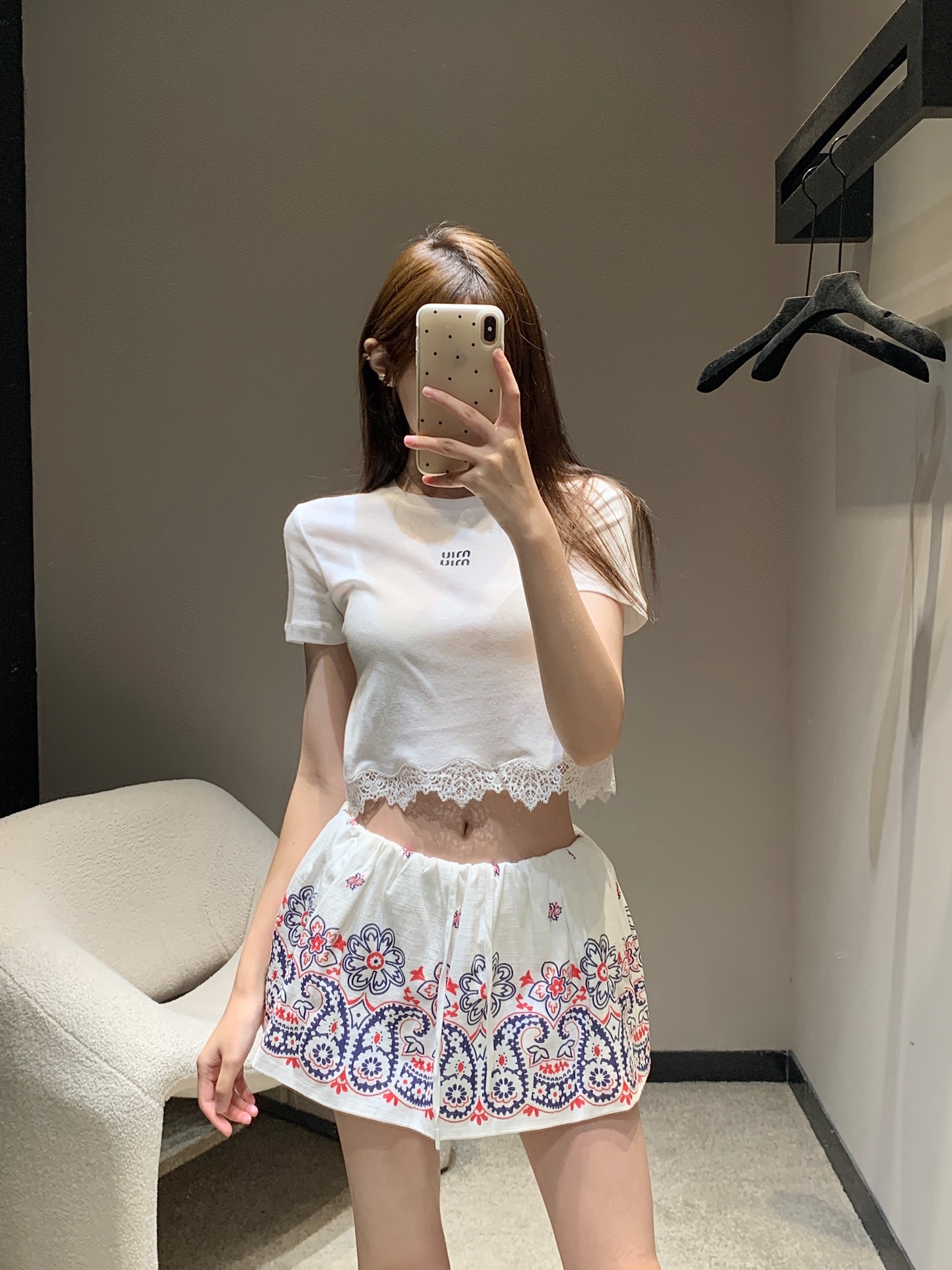 NO:435852,Miumi* 25Ss Spring and Summer New Style Letter Embroidered Lace Lace Short Sleeve T-shirt | Exclusive high-end production!  Soft and comfortable knitted presents simple lines, embroidered with embroidery patches, highlighting the classic style and unique personality. Exquisite round neckline, perfectly showing the beauty of collarbone. Short styles are elastic and inclusive. Classic items that are single-layered. S/M/L, miumiu, T-shirt,tees, t-shirt,alexander wang19860909Miumi* 25Ss春夏新款 字母刺绣蕾丝花边短袖T恤丨独家高版出品！柔软舒适的针织呈现简约线条,点缀刺绣贴饰,彰显经典风范与独特个性 精致圆领领口 完美展现锁骨美 短款弹力包容性好 单穿叠穿的经典单品.现货发售S/M/L,,miumiu,T-shirt,tees，t-shirt,alexander wang,Women's clothing