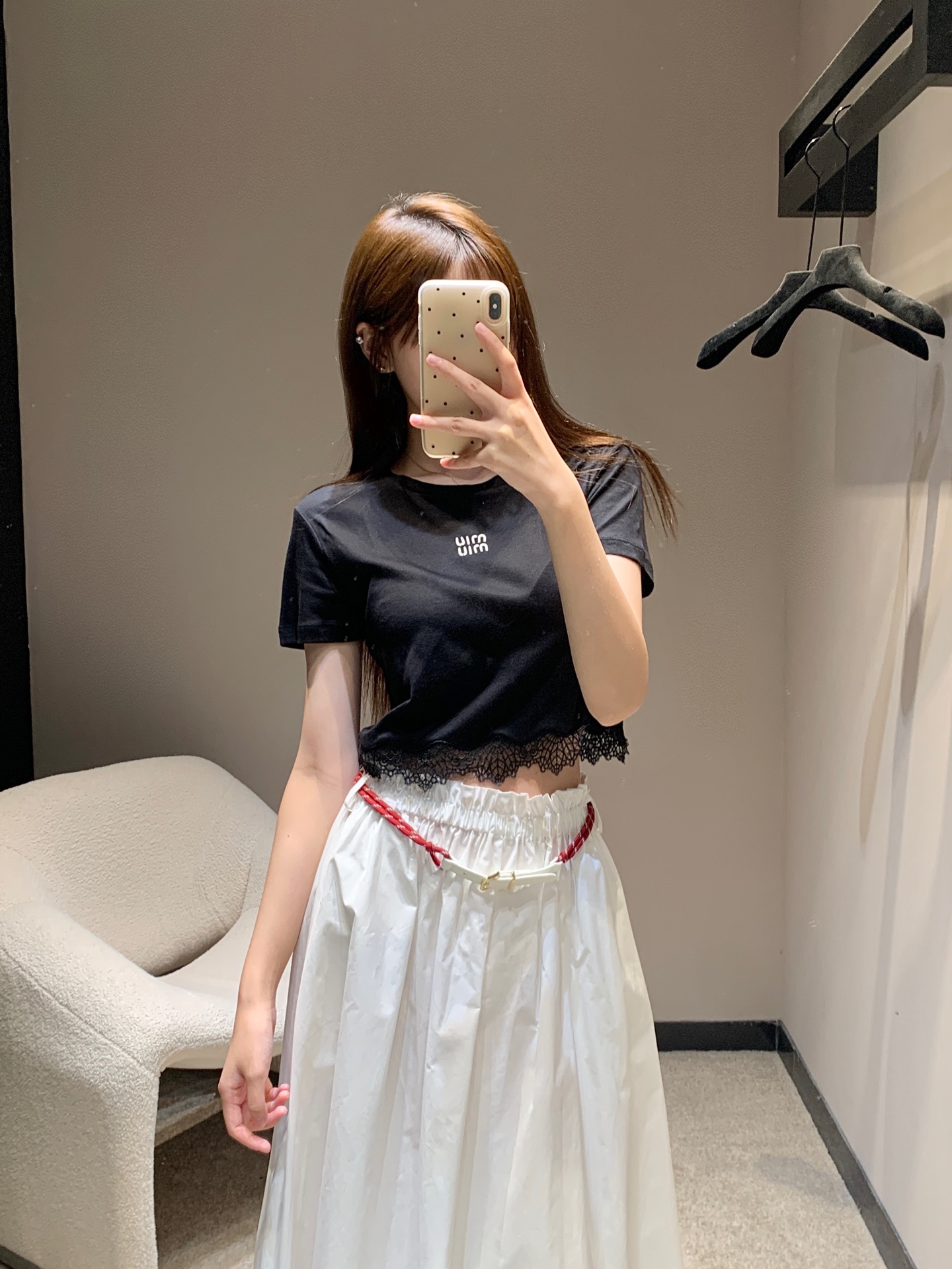 NO:435858,Miumi* 25Ss Spring and Summer New Style Letter Embroidered Lace Lace Short Sleeve T-shirt | Exclusive high-end production!  Soft and comfortable knitted presents simple lines, embroidered with embroidery patches, highlighting the classic style and unique personality. Exquisite round neckline, perfectly showing the beauty of collarbone. Short styles are elastic and inclusive. Classic items that are single-layered. S/M/L, miumiu, T-shirt,tees, t-shirt,alexander wang19860909Miumi* 25Ss春夏新款 字母刺绣蕾丝花边短袖T恤丨独家高版出品！柔软舒适的针织呈现简约线条,点缀刺绣贴饰,彰显经典风范与独特个性 精致圆领领口 完美展现锁骨美 短款弹力包容性好 单穿叠穿的经典单品.现货发售S/M/L,,miumiu,T-shirt,tees，t-shirt,alexander wang,Women's clothing