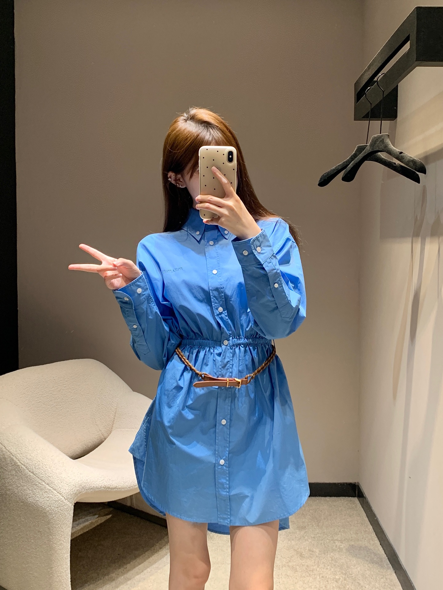NO:435473,Miumi* 25Ss Spring and Summer New Poplin Shirt Dress [Delivery Belt]丨Exclusive yb development!  High-end production!  Made of blue poplin fabric with brand logo embroidery with removable knot belt Back decorative button closure Elastic elastic waist circumference Curved curved hem Recommended to buy S/M/L, miumiu, skirts, shirts, alexander wang19860909Miumi* 25Ss春夏新款 府绸衬衫裙【配送腰带】丨独家yb开发！高版出品！蓝色府绸面料制作 饰有品牌标识刺绣 配有可拆卸绳结腰带 后背饰纽扣开合 松紧弹力腰围 曲线弧形下摆 推荐入手现货发售S/M/L,,miumiu,skirts,shirts,alexander wang,Women's clothing