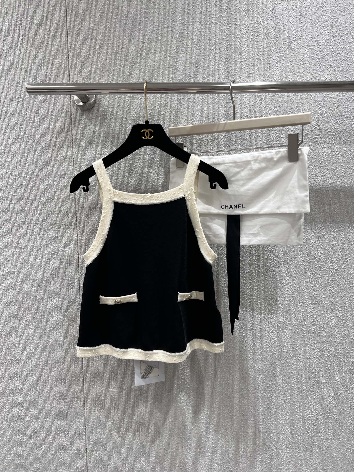 NO:435464,Support replacement Chane* 25A high-end handicraft new model black and white contrasting suspender vest丨Exclusive yb development!  High-end production!  The color-blocking design feels full, and it is matched with custom ultra-fine wool fabric, so you don’t want to take off your upper body and feel comfortable and breathable!  And a high-end texture visible to the naked eye!  Simple and elegant without losing the sense of fashion!  Easily grasp the high-end temperament!  It is clean and neat and slim. It is a kind of daily versatile and easy to wear and create a good body proportion. Sisters, close their eyes!  S/M/L real photos, chanel, alexander wang19860909支持换款 Chane* 25A高级手工坊新款 黑白撞色吊带背心丨独家yb开发！高版出品！拼色设计感十足,搭配定制超细羊毛面料,上身就不想脱下的舒适透气亲肤感！以及肉眼可见的高级质感！简约大气又不失时髦感 ！轻松拿捏高级气质！干净利落自带显瘦属性 脱不下来的那种日常百搭轻松穿出好的身材比例姐妹们 闭眼入！现货发售S/M/L实拍细节图,,chanel,alexander wang,Women's clothing