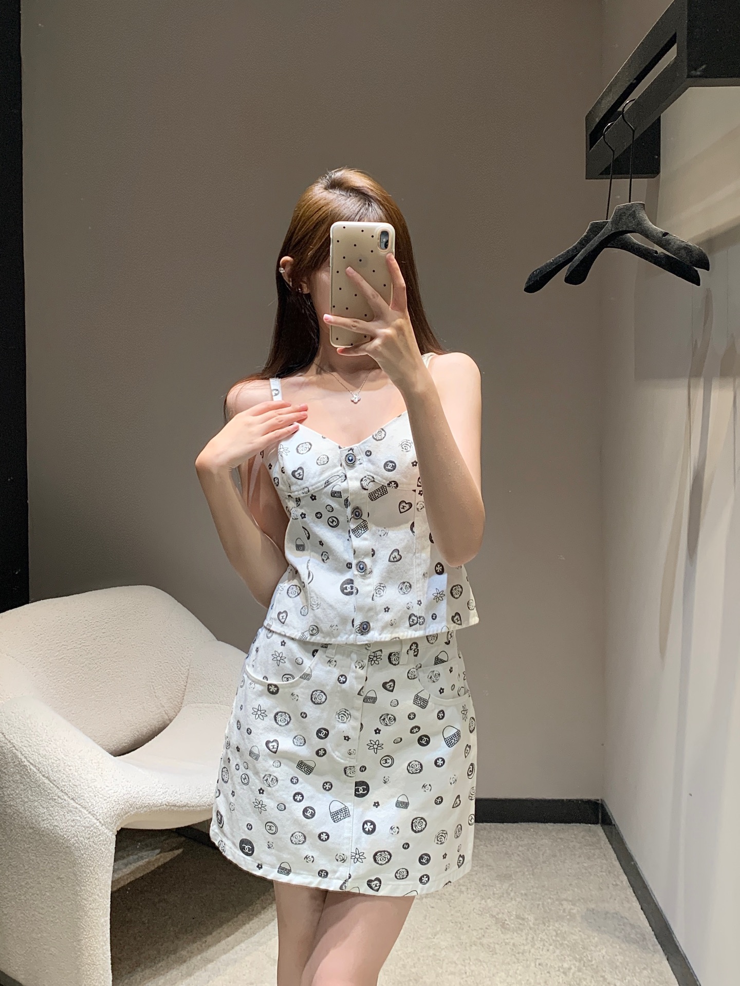 NO:435891,Vest Short Skirt 260 Chane* 25Ss Spring and Summer New Printed Denim Suit vest + Short Skirt Set | Exclusive high-end production!  Twill cotton denim material, soft and comfortable fabric, good breathability, repeated enzyme washing process, not easy to dye and decolorize, cut more in line with human body lines, denim bra, suspender vest short skirt suit, front closure design that fits the outline of the chest line, full of youthful and sexy charm, full of camellia number 5 and other element patterns, classic and versatile black and white effect, instantly improved brand style, matched with A-line short skirt, wrap the body, wear without restraint, relaxed and fashionable, wear full of high street casual style, vacation date daily, S/M/L,,chanel, skirts, alexander wang19860909背心 短裙260 Chane* 25Ss春夏新款 印花牛仔吊带背心+短裙套装丨独家高版出品！斜纹棉牛仔材质 面料柔软舒适 透气性好 反复酵素水洗工艺处理 不易染色脱色 剪裁更符合人体线条 牛仔胸衣吊带背心短裙套装 贴合胸线轮廓的前襟系扣设计 尽显青春性感魅力 通体满印山茶花数字5等元素图案 黑白效果经典百搭 品牌格调瞬间提升 搭配A字短裙剪裁 包裹身形 穿着无束缚感 松弛时髦 穿出满满的高街休闲风 度假约会日常 现货发售S/M/L,,chanel,skirts,alexander wang,Women's clothing