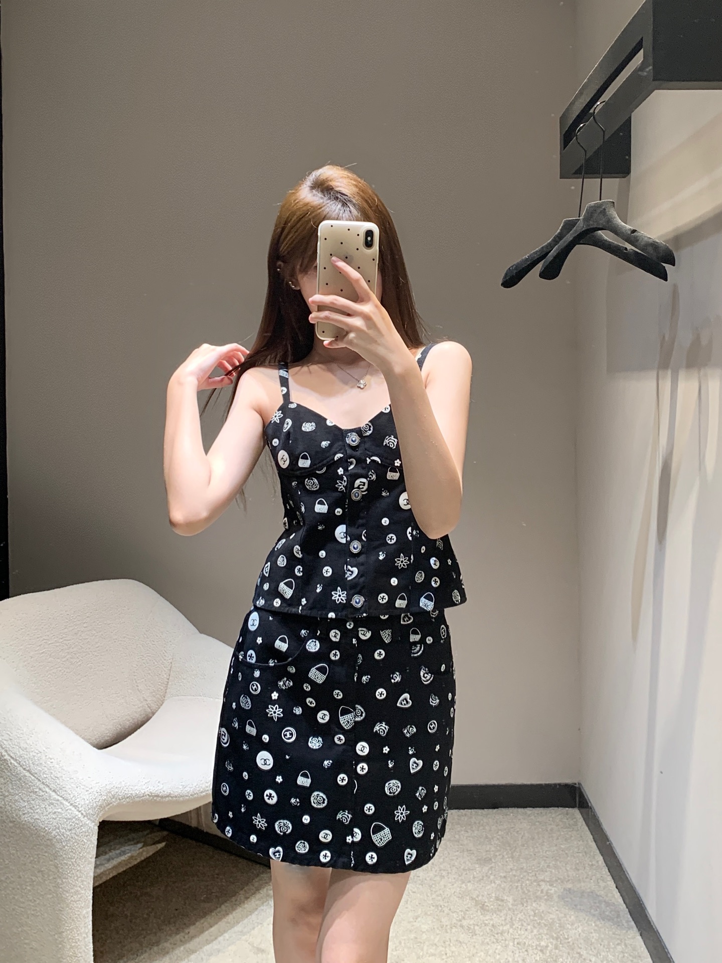 NO:435897,Vest Short Skirt 260 Chane* 25Ss Spring and Summer New Printed Denim Suit vest + Short Skirt Set | Exclusive high-end production!  Twill cotton denim material, soft and comfortable fabric, good breathability, repeated enzyme washing process, not easy to dye and decolorize, cut more in line with human body lines, denim bra, suspender vest short skirt suit, front closure design that fits the outline of the chest line, full of youthful and sexy charm, full of camellia number 5 and other element patterns, classic and versatile black and white effect, instantly improved brand style, matched with A-line short skirt, wrap the body, wear without restraint, relaxed and fashionable, wear full of high street casual style, vacation date daily, S/M/L,,chanel, skirts, alexander wang19860909背心 短裙260 Chane* 25Ss春夏新款 印花牛仔吊带背心+短裙套装丨独家高版出品！斜纹棉牛仔材质 面料柔软舒适 透气性好 反复酵素水洗工艺处理 不易染色脱色 剪裁更符合人体线条 牛仔胸衣吊带背心短裙套装 贴合胸线轮廓的前襟系扣设计 尽显青春性感魅力 通体满印山茶花数字5等元素图案 黑白效果经典百搭 品牌格调瞬间提升 搭配A字短裙剪裁 包裹身形 穿着无束缚感 松弛时髦 穿出满满的高街休闲风 度假约会日常 现货发售S/M/L,,chanel,skirts,alexander wang,Women's clothing