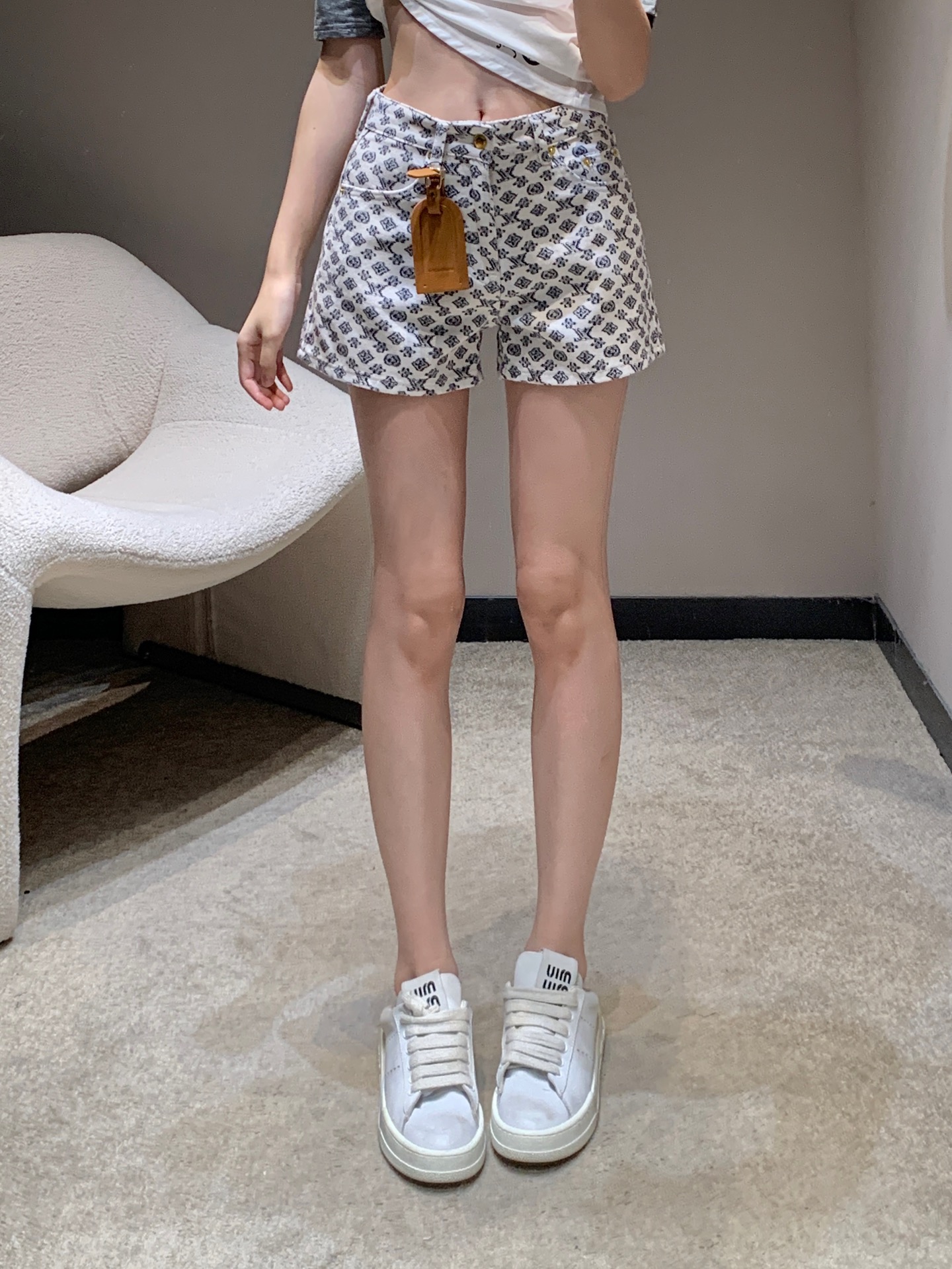 NO:435864,Louis Vuitt*n 25Ss Spring and Summer New Style Full Print Pendant Denim Shorts丨Exclusive High Edition Production!  Customized YB imported twill cotton material, crisp and comfortable, fully printed with iconic four-leaf clover letter logo pattern, highlighting the brand, engraved leather label embellishment and decoration, add layered look, surface auxiliary material development, high waist straight shorts, casual outfit, fashionable and stylish, S/M/L,,louis vuitton, shorts, alexander wang19860909Louis Vuitt*n 25Ss春夏新款 满印挂件牛仔短裤丨独家高版出品！定制YB进口斜纹棉材质 挺括舒适 满印标志性四叶草字母徽标图案 彰显品牌 刻印皮标点缀装饰 增添造型层次感 面辅料开发 高腰直筒短裤 随意穿搭出彩时髦 现货发售S/M/L,,louis vuitton,shorts,alexander wang,Women's clothing