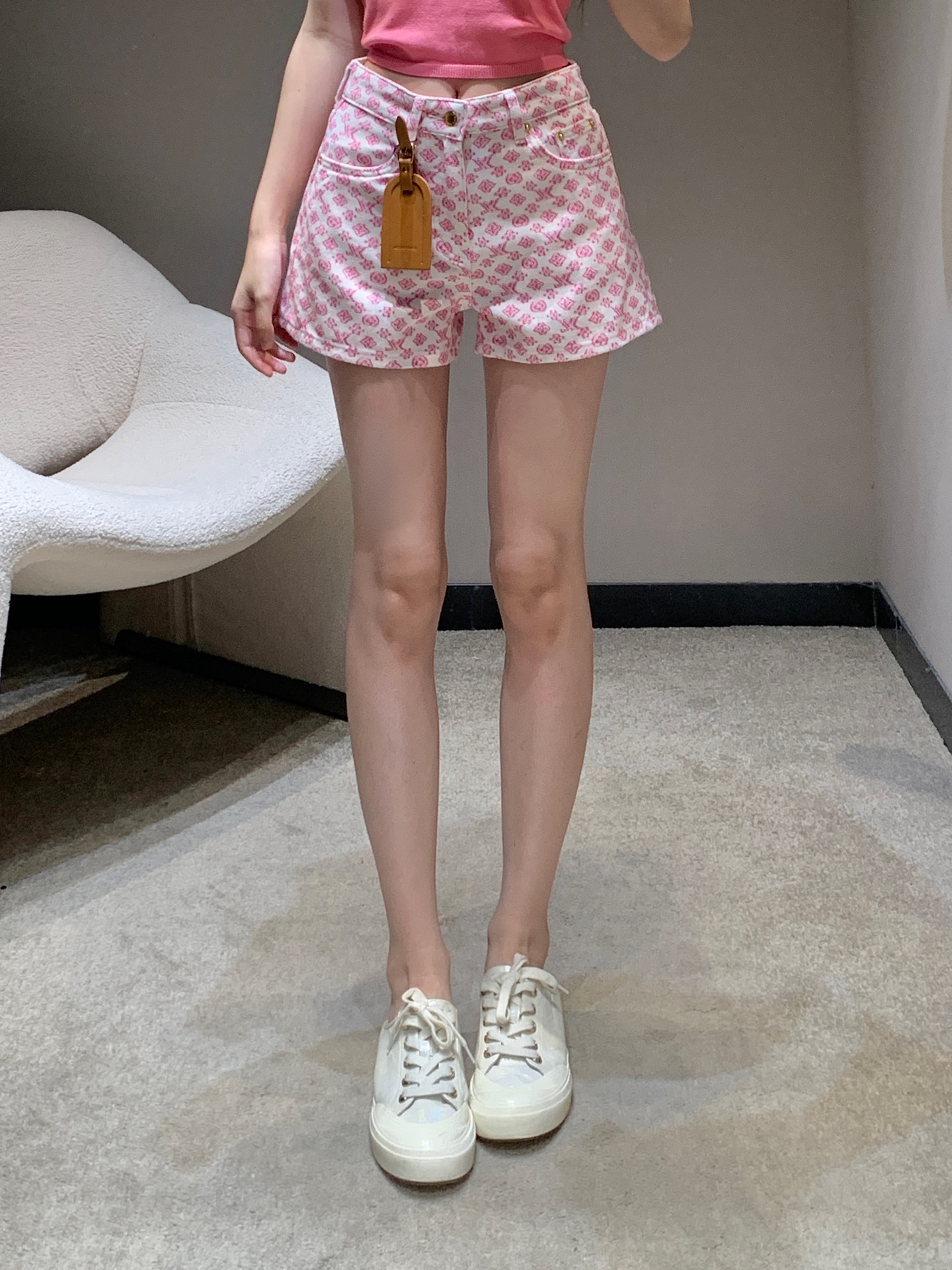 NO:435870,Louis Vuitt*n 25Ss Spring and Summer New Style Full Print Pendant Denim Shorts丨Exclusive High Edition Production!  Customized YB imported twill cotton material, crisp and comfortable, fully printed with iconic four-leaf clover letter logo pattern, highlighting the brand, engraved leather label embellishment and decoration, add layered look, surface auxiliary material development, high waist straight shorts, casual outfit, fashionable and stylish, S/M/L,,louis vuitton, shorts, alexander wang19860909Louis Vuitt*n 25Ss春夏新款 满印挂件牛仔短裤丨独家高版出品！定制YB进口斜纹棉材质 挺括舒适 满印标志性四叶草字母徽标图案 彰显品牌 刻印皮标点缀装饰 增添造型层次感 面辅料开发 高腰直筒短裤 随意穿搭出彩时髦 现货发售S/M/L,,louis vuitton,shorts,alexander wang,Women's clothing