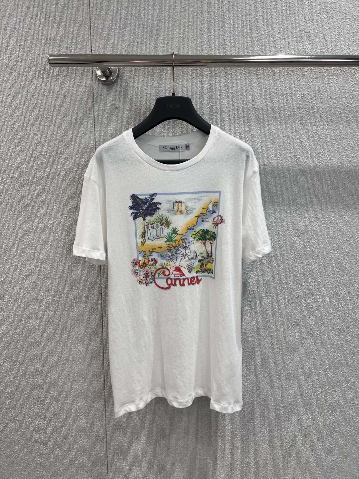 NO:435468,Support replacement Dio* 25Ss Spring and Summer City Limited New Style Cannes Red Carpet Starry Shining Printed Pattern Short-sleeved T-shirt | Exclusive yb development!  High-end production!  The imported pure cotton linen washing fabric has a great texture!  Temperamental girlish style and age-reducing and fashionable item!  Low-key and luxurious, versatile style, not picky about others, beautiful body!  The quality of workmanship depends on the details!  S/M/L real photos, dior, T-shirt, tees, t-shirt, alexander wang19860909支持换款 Dio* 25Ss春夏城市限定新款 戛纳的红毯星光闪耀印花图案短袖T恤丨独家yb开发！高版出品！进口纯棉亚麻洗水面料质感超赞！气质少女风减龄又时髦单品！低调奢华,版型百搭不挑人上身美的不要不要的！做工品质看细节！现货发售S/M/L实拍细节图,,dior,T-shirt,tees，t-shirt,alexander wang,Women's clothing