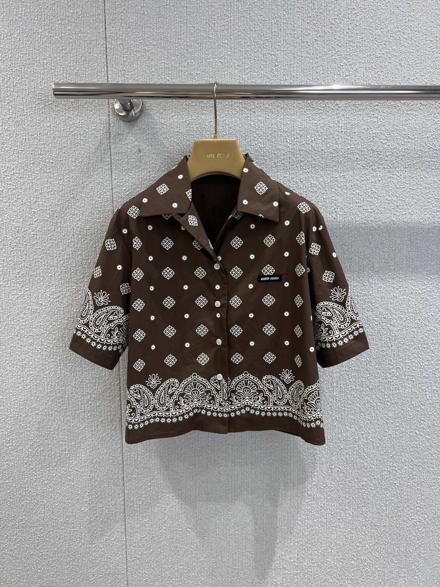 NO:435471,Support replacement Miumi* 25Ss spring and summer new style cashew flower vacation style short-sleeved shirt + elastic waist skirt suit | Exclusive yb development!  High-end production!  Fully positioned printed patterns full of summer atmosphere!  Custom imported pure cotton fabric has a great texture. The temperamental lapel has a small short style and looks slim on the upper body!  It is sweet or salty and has a versatile temperament that is not picky!  Workmanship quality depends on the details. S/M/L real photos of S/M/L are sold in stock, miumiu, skirts, shirts, T-shirts, alexander wang19860909支持换款 Miumi* 25Ss春夏新款 腰果花度假风短袖衬衫+松紧腰半裙套装丨独家yb开发！高版出品！全定位印花图案满满的夏日气息！定制进口纯棉面料质感超赞.气质翻领小短款版型上身巨显瘦！可甜可盐气质百搭不挑人！做工品质看细节.现货发售S/M/L实拍细节图,,miumiu,skirts,shirts,T-shirt,alexander wang,Women's clothing