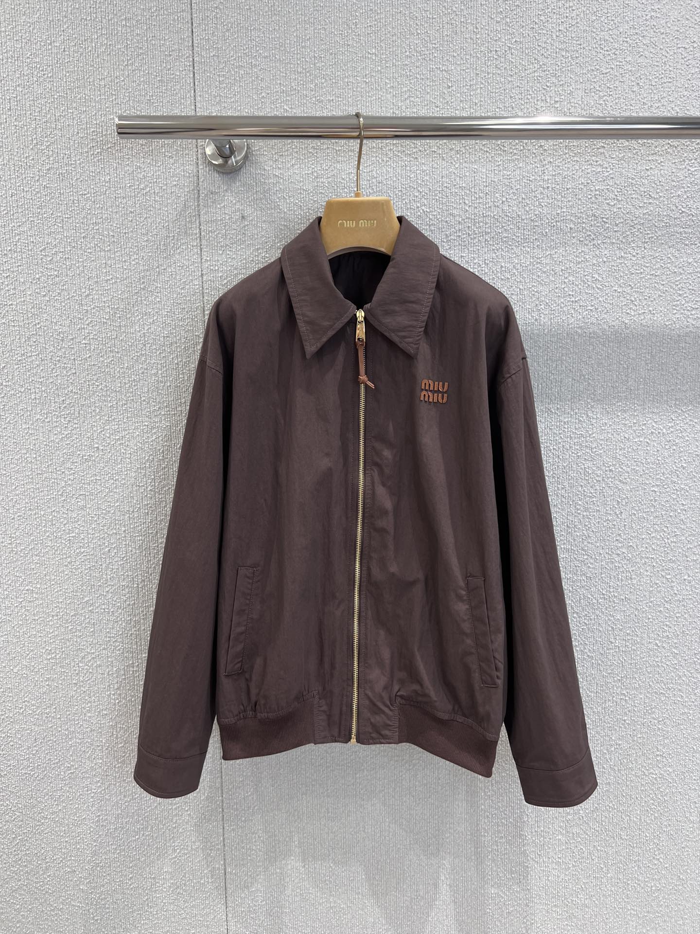 NO:435875,Support replacement Miumi* 25Fw early autumn new style Cocoa brown lapel jacket | Exclusive yb development!  High-end production!  The leather details and contrasting stitching leather logo of fixed woven cotton blend material, shirt collar design, button cuffs, the leather details of the cuffs and contrasting stitching are unique, reshaping the college style with casual lines, combining retro and fashion, and the low-key tones exude calm charm!  S/M/L real photos of S/M/L are available in stock, miumiu, jackets & coats, jackets & coats,shirts,alexander wang19860909支持换款 Miumi* 25Fw早秋新款 可可棕翻领夹克外套丨独家yb开发！高版出品！定织定染棉混纺材质,衬衫式领设计,钮扣式袖口,袖口的皮革细节和撞色缝线皮革徽标独具特色,以休闲线条重塑学院风格,将复古与时尚融合,低调的色调散发着沉稳魅力！现货发售S/M/L实拍细节图,,miumiu,jackets & coats,jackets & coats,shirts,alexander wang,Women's clothing