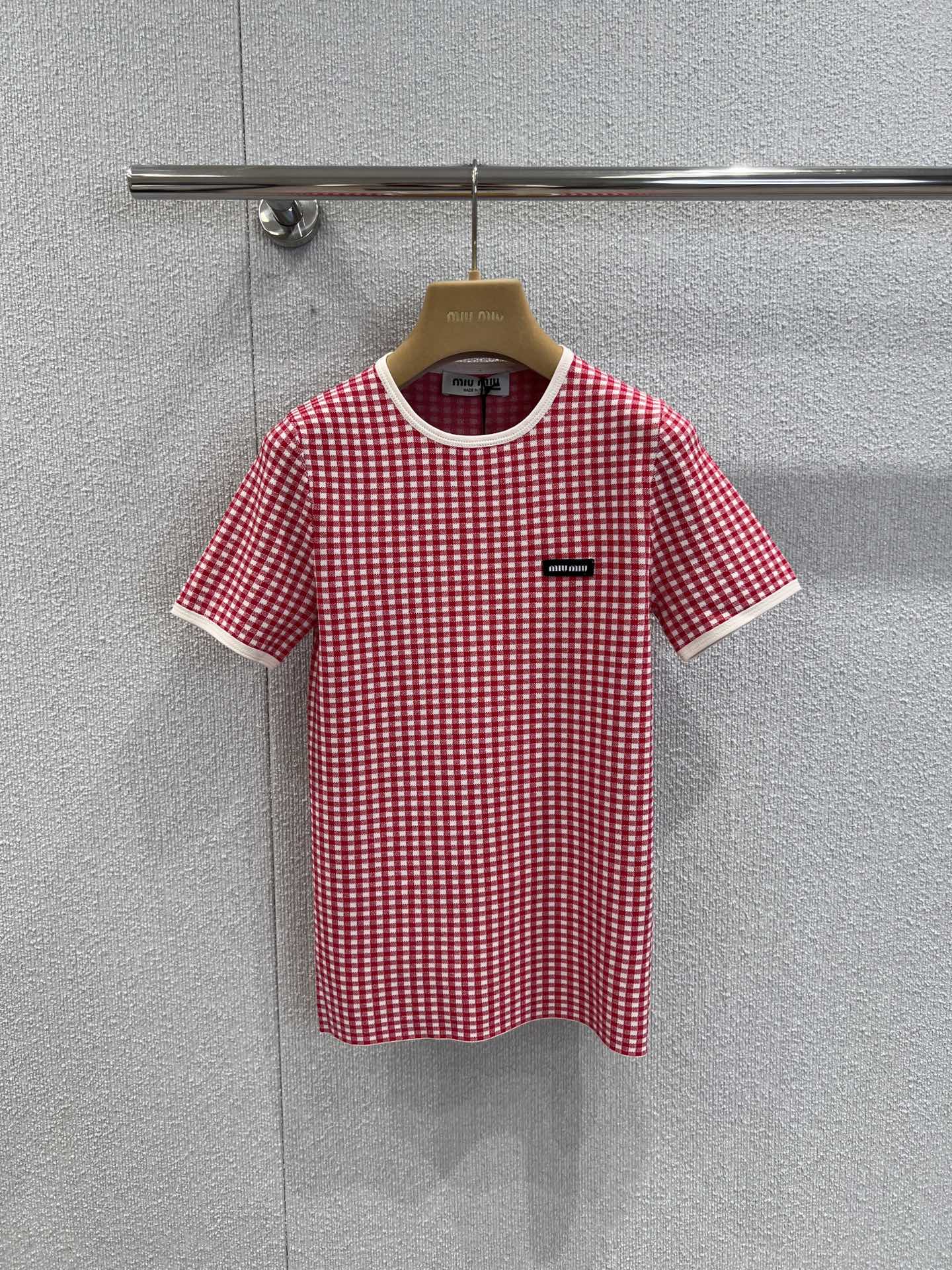 NO:436975,Support replacement Miumi* 25Ss spring and summer new style, red and white checked micro-label knitted short-sleeved top | Exclusive yb development!  High-end production!  The slim fitting style of this viscose knitted sweater perfectly fits the body, highlighting the unique check pattern, evoking the image of casual summer, and showing the typical experimental style of Miu wardrobe. S/M/L real-life details pictures on sale, miumiu, T-shirt, alexander wang19860909支持换款 Miumi* 25Ss春夏新款 红白格纹微标针织短袖上衣丨独家yb开发！高版出品！胸前字母徽标装饰 这款粘胶纤维针织衫的修身版型完美贴合身形,凸显独特的格纹图案,唤起休闲夏日的意象,展现Miu 衣橱典型的实验性风格.现货发售S/M/L实拍细节图,,miumiu,T-shirt,alexander wang,Women's clothing