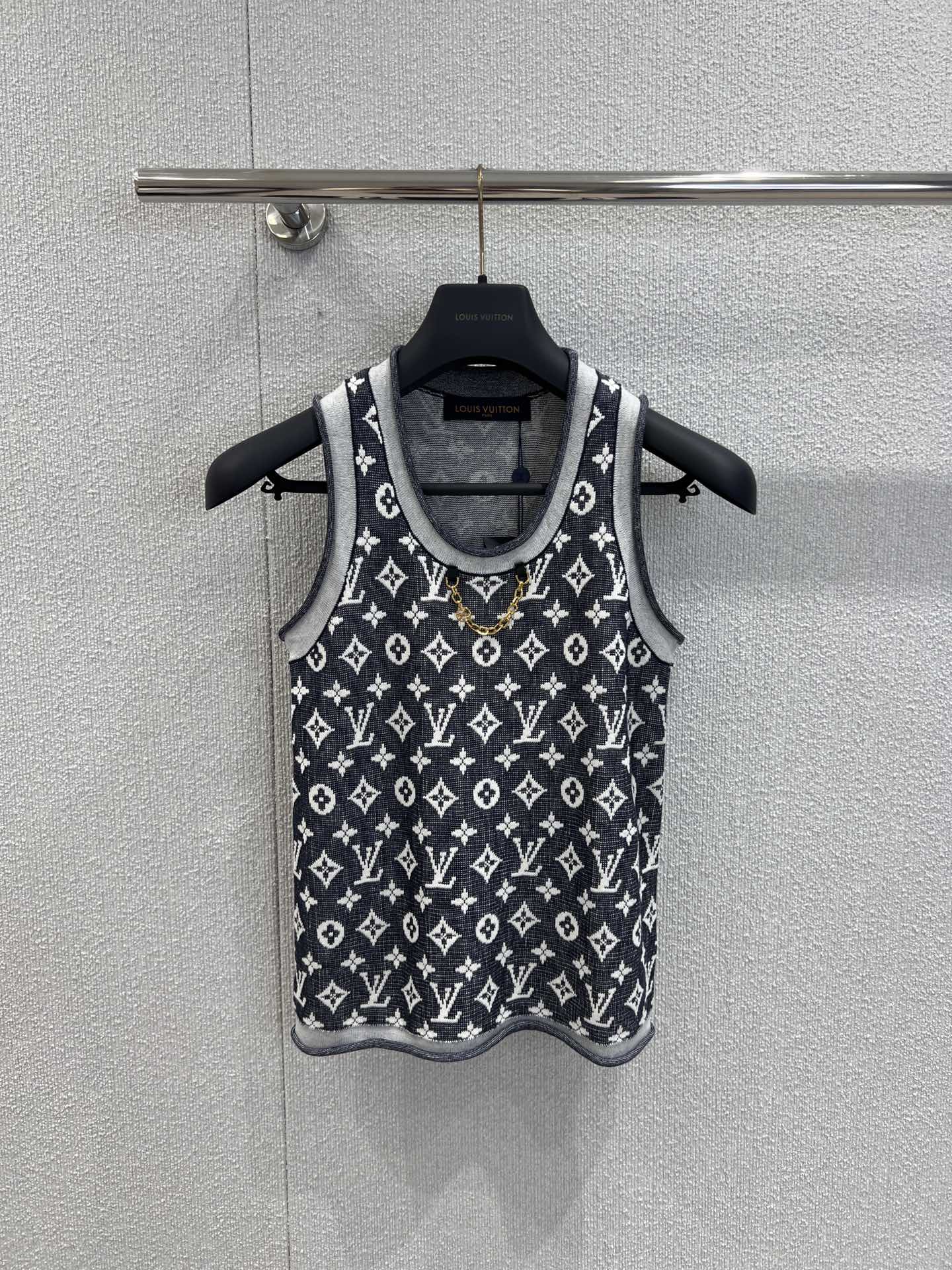 NO:435893,Support replacement Louis Vui*ton 25Ss spring and summer new style, black, blue and gray Danny series knitted wool vest top | Exclusive yb development!  High-end production!  MONOGRAM jacquard blue gray-white contrasting colors. The classic contrasting colors add a fashionable atmosphere on both sides. Metal chain design, German machine barrel jacquard double weaving technology, and the blended yarn texture is excellent!  A rich and beautiful woman must come in!  The classic H-style style is not picky about people, and it looks slim with huge upper body!  S/M/L real photos for sale, louis vuitton, alexander wang19860909支持换款 Louis Vui*ton 25Ss春夏新款 黑蓝灰丹尼系列针织羊毛背心上衣丨独家yb开发！高版出品！MONOGRAM提花蓝灰白撞色.经典撞色两侧再添时髦气息.金属链条设计,徳国机圆桶提花双织工艺,混纺纱线质感超赞！白富美必入！经典H版型不挑人上身巨显瘦！现货发售S/M/L实拍细节图,,louis vuitton,alexander wang,Women's clothing