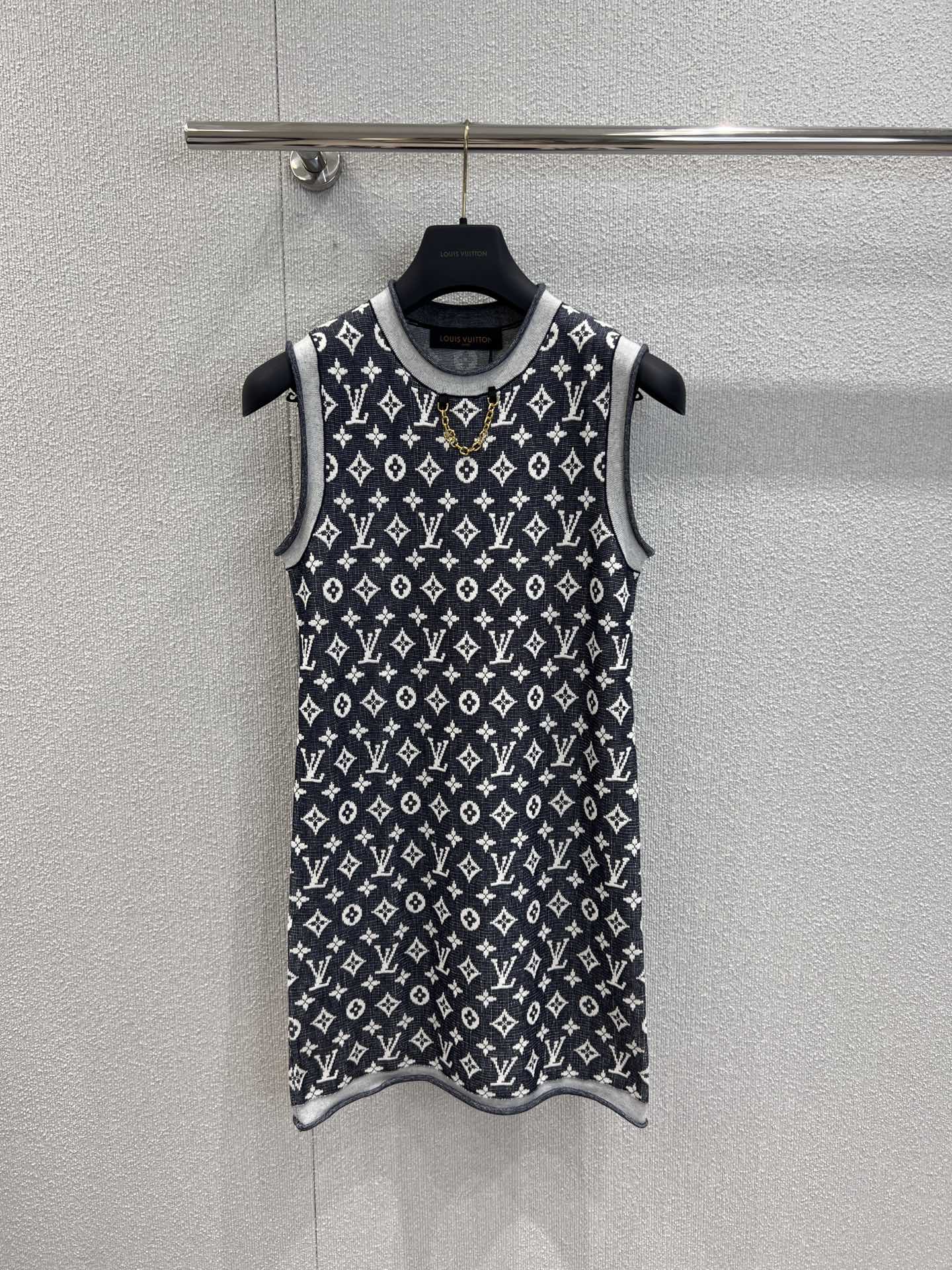 NO:435889,Support replacement Louis Vui*ton 25Ss spring and summer new style, black, blue and gray Danny series knitted wool vest dress | Exclusive yb development!  High-end production!  MONOGRAM jacquard blue gray-white contrasting colors. The classic contrasting colors add a fashionable atmosphere on both sides. Metal chain design, German machine barrel jacquard double weaving technology, and the blended yarn texture is excellent!  A rich and beautiful woman must come in!  The classic H-style style is not picky about people, and it looks slim with huge upper body!  S/M/L real photos for sale, louis vuitton, skirts, alexander wang19860909支持换款 Louis Vui*ton 25Ss春夏新款 黑蓝灰丹尼系列针织羊毛背心连衣裙丨独家yb开发！高版出品！MONOGRAM提花蓝灰白撞色.经典撞色两侧再添时髦气息.金属链条设计,徳国机圆桶提花双织工艺,混纺纱线质感超赞！白富美必入！经典H版型不挑人上身巨显瘦！现货发售S/M/L实拍细节图,,louis vuitton,skirts,alexander wang,Women's clothing