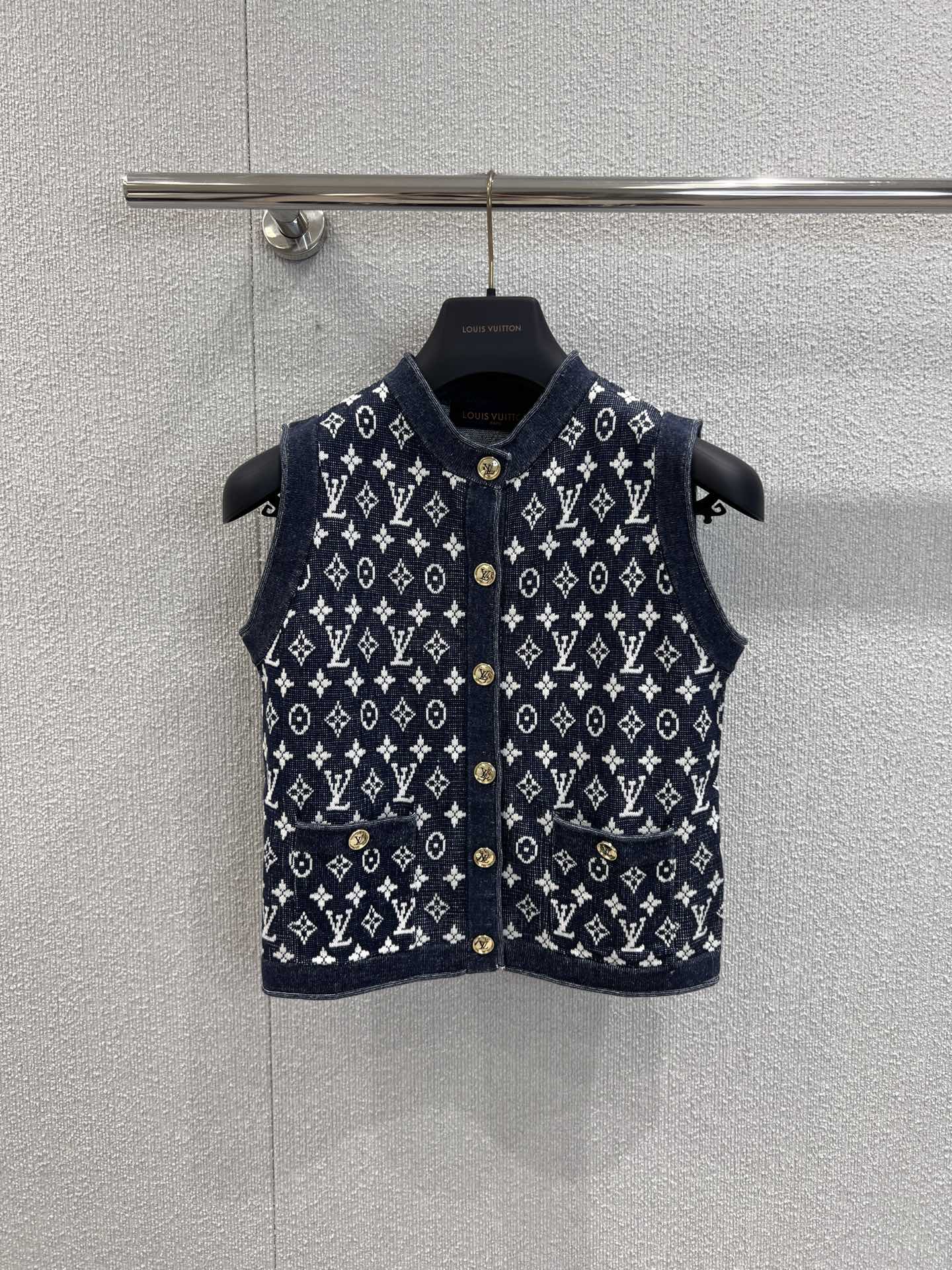 NO:435886,Support replacement Louis Vui*ton 25Ss spring and summer new style, black, blue and gray Danny series knitted wool double pocket vest cardigan丨Exclusive yb development!  High-end production!  MONOGRAM jacquard blue gray-white contrasting colors. The classic contrasting colors add a fashionable atmosphere on both sides. Metal single-breasted design, German machine barrel jacquard double weaving technology, and the blended yarn texture is excellent!  A rich and beautiful woman must come in!  The classic H-style style is not picky about people, and it looks slim with huge upper body!  S/M/L real photos for sale, louis vuitton, alexander wang19860909支持换款 Louis Vui*ton 25Ss春夏新款 黑蓝灰丹尼系列针织羊毛双口袋马甲开衫丨独家yb开发！高版出品！MONOGRAM提花蓝灰白撞色.经典撞色两侧再添时髦气息.金属单排扣设计,徳国机圆桶提花双织工艺,混纺纱线质感超赞！白富美必入！经典H版型不挑人上身巨显瘦！现货发售S/M/L实拍细节图,,louis vuitton,alexander wang,Women's clothing