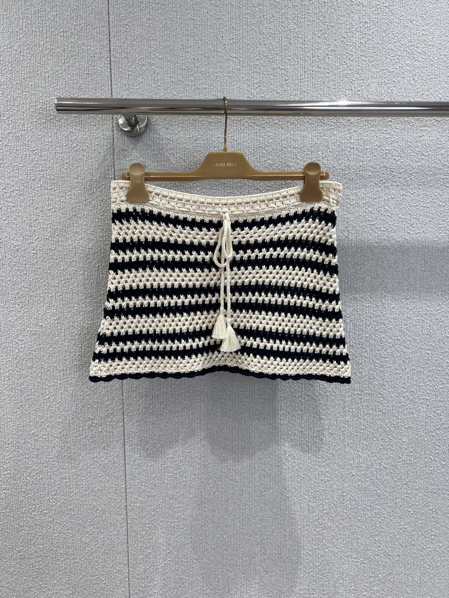 NO:445210,Half-supported replacement Miumi* 25Ss spring and summer new style contrasting striped hollow knitted short-sleeved cardigan + skirt suit | Exclusive yb development!  High-end production!  Customized dyed cotton yarn, soft and skin-friendly, excellent breathability, handmade wavy lace outline on the cuffs and hem, full of youth, more lively, matched with short skirts in the same series, embroidered letter logo, highlight the brand personality, highlight the high-end feeling of outfit, drawstring tassel adjusts elasticity, design echoes and coordinates, showing loose tone, light luxury and fashionable temperament, real details of S/M/L on sale,,miumiu, skirts, T-shirt, alexander wang19860909半支持换款 Miumi* 25Ss春夏新款 撞色条纹镂空针织短袖开衫+半身裙套装丨独家yb开发！高版出品！定制定染纯棉纱线 触感柔软亲肤 透气性极佳 袖口和下摆手工波浪花边勾勒 青春感满溢 更显风格活泼 搭配同系列短裙 刺绣字母徽标 彰显品牌个性 凸显穿搭高级感 抽绳流苏调节松紧 设计呼应协调 尽显松弛调性 轻奢时髦气质 现货发售S/M/L实拍细节图,,miumiu,skirts,T-shirt,alexander wang,Women's clothing
