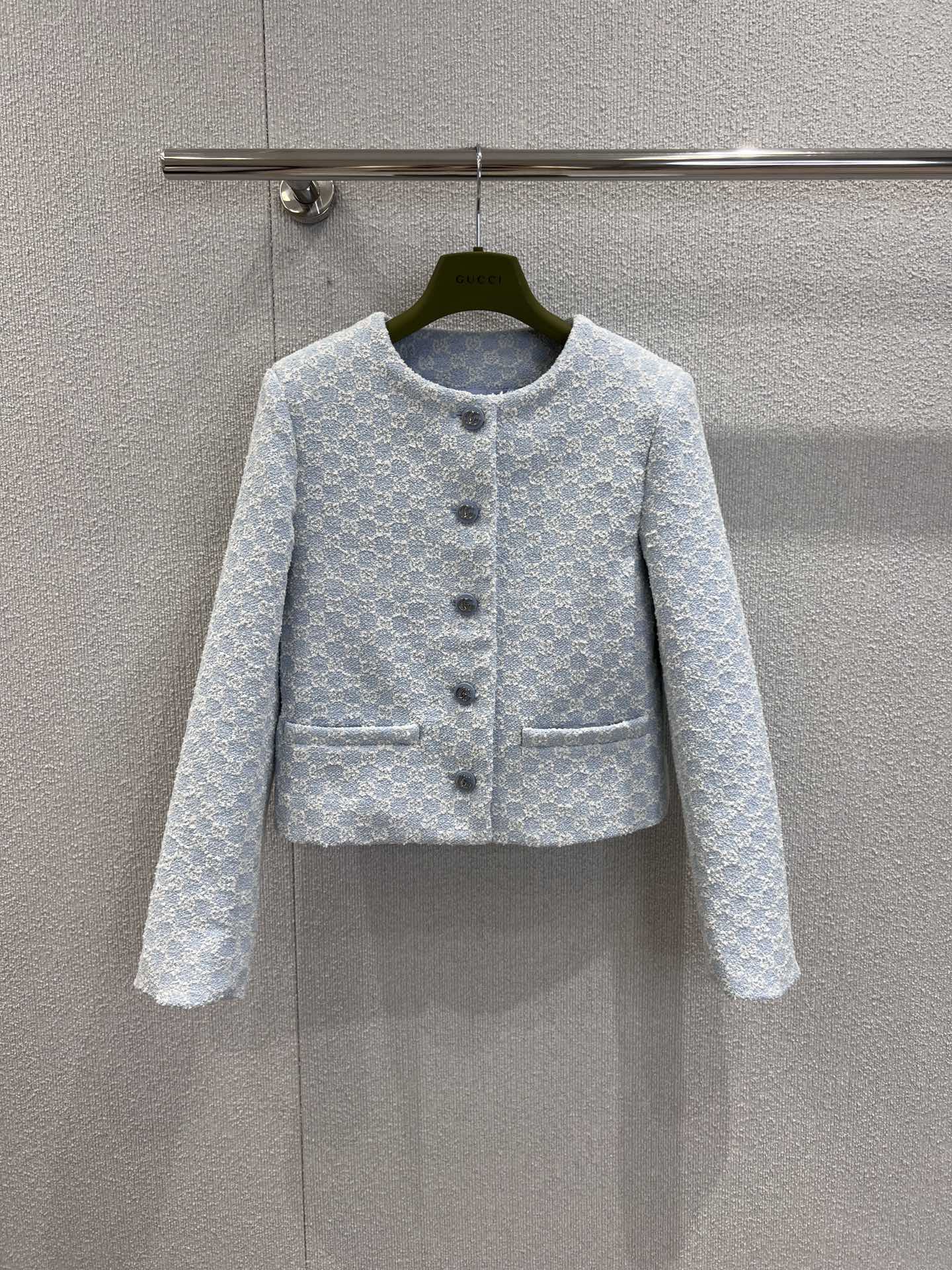 NO:435911,Support replacement Gucc* 25Fw early autumn new style light blue jacquard round neck jacket丨Exclusive high-end production!  High-end custom tweed fabric, round neck single-breasted design, classic full-print double G letter logo, very high-end, whether it looks or is worn, completely versatile, full-print jacquard craft, very good texture, giving people a noble and gentle feeling, S/M/L real-life details pictures on sale, gucci, jackets & coats, alexander wang19860909支持换款 Gucc* 25Fw早秋新款 浅蓝色提花圆领外套丨独家高版出品！高级定制粗花呢面料 圆领单排扣设计 经典满印双G字母logo无论是看起来还是穿起来都是很高级 完全百搭任何人 满印提花工艺 花纹质感非常好 给人一种高贵斯文的感觉 现货发售S/M/L实拍细节图,,gucci,jackets & coats,alexander wang,Women's clothing