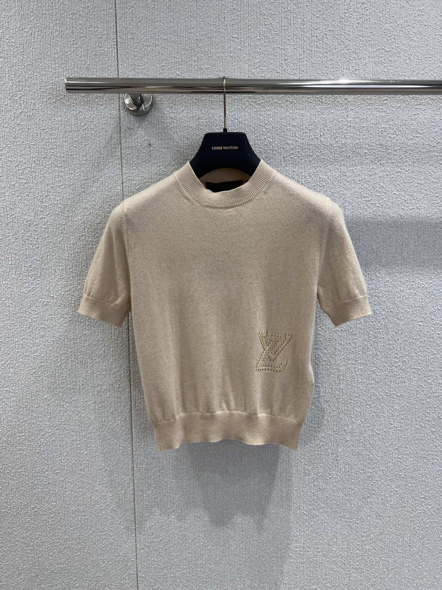 NO:435885,Support replacement Louis Vuitto* 25Ss spring and summer new style, letter embroidered round neck short-sleeved knitted top | Exclusive yb development!  High-end production!  Regular knitted short-sleeved cut highlights the brand style, slightly elastic, and gives a slim visual effect. The one-side waist is made of sequin embroidery technology to outline the letter logo decoration, highlighting the high-end style. The inner wear is unique and fashionable. S/M/L real-life details pictures are available in stock, louis vuitton, T-shirt, alexander wang19860909支持换款 Louis Vuitto* 25Ss春夏新款 字母刺绣圆领短袖针织上衣丨独家yb开发！高版出品！常规针织短袖裁剪 凸显品牌格调 略带有弹力 呈现显瘦视觉效果 单侧腰间用亮片刺绣工艺勾勒出字母标识装饰 彰显高级格调 单穿内搭都出彩时髦 现货发售S/M/L实拍细节图,,louis vuitton,T-shirt,alexander wang,Women's clothing