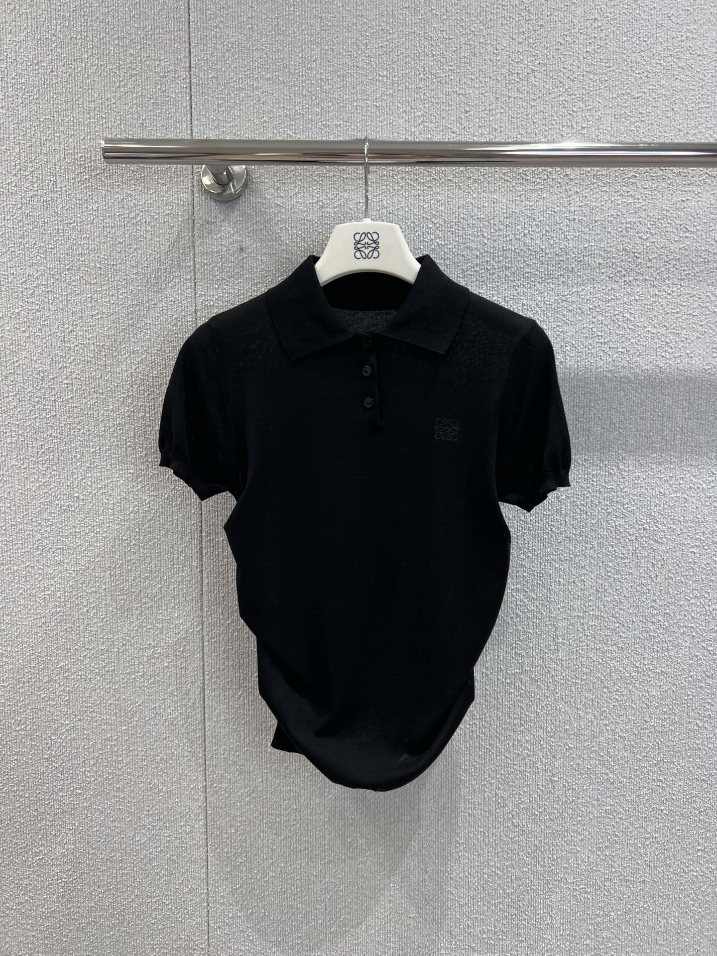NO:435873,Support replacement Loew* 25Ss spring and summer new model, micro-label pleated lapel short-sleeved top丨Exclusive yb development!  High-end production!  Full of tricks, pinch the hem arc on the side, look at the visual waist from the front, look at the side, and raise the waistline to show the length of the legs. It is 360 degrees and makes it look thinner and super white. ① The whole quilt is gentle. The knitted soft and delicate texture. The workmanship quality depends on the details. S/M/L real shot details pictures are on sale, loewe, T-shirt, alexander wang19860909支持换款 Loew* 25Ss春夏新款 微标褶皱翻领短袖上衣丨独家yb开发！高版出品！满满的小心机 侧面捏褶下摆圆弧 从正面看视觉收腰 侧面看又拉高腰线显腿长 妥妥的360度显高显瘦 超级显白① 整被温柔住了 针织柔软细腻质感 做工品质看细节.现货发售S/M/L实拍细节图,,loewe,T-shirt,alexander wang,Women's clothing