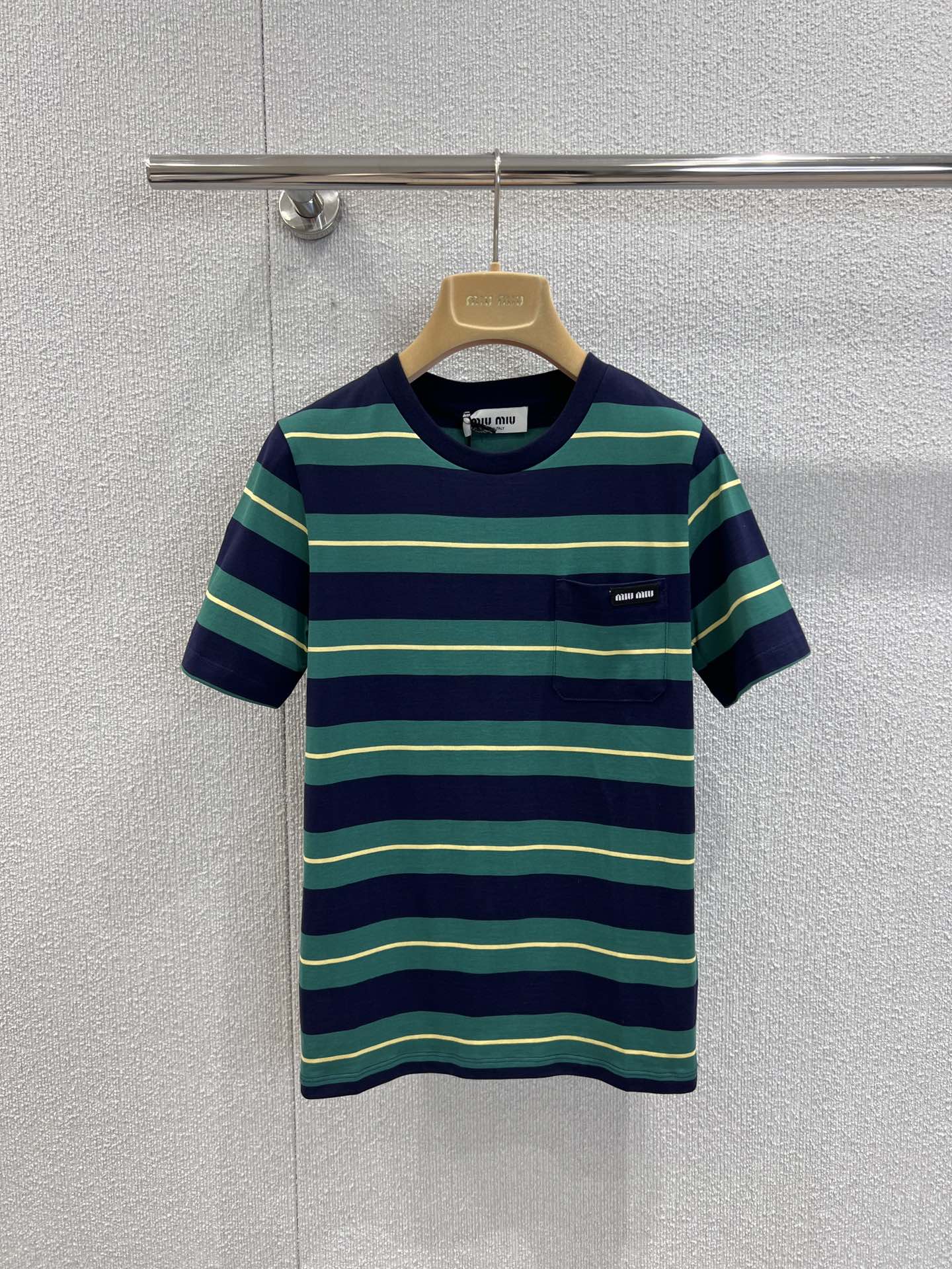 NO:435883,Support replacement of Miumi* 25Ss spring and summer new model, micro-label striped short-sleeved round neck T-shirt | Exclusive yb development!  High-end production!  Made of plain cotton fabric Stripe pattern details The chest is decorated with brand logo patch logo Long straight style Ribbed neckline and hem The chest pocket is full-fitting, Details online S/M/L real-time details pictures, Miumiu, T-shirt,tees, t-shirt,alexander wang19860909支持换款Miumi* 25Ss春夏新款 微标条纹短袖圆领T恤丨独家yb开发！高版出品！采用平纹棉质面料制作 条纹图案细节 胸前饰有品牌标识贴布徽标 长款直筒版型 罗纹领口和下摆男女同款 胸前口袋是全对格做法 细节感在线 现货发售S/M/L实拍细节图,,miumiu,T-shirt,tees，t-shirt,alexander wang,Women's clothing