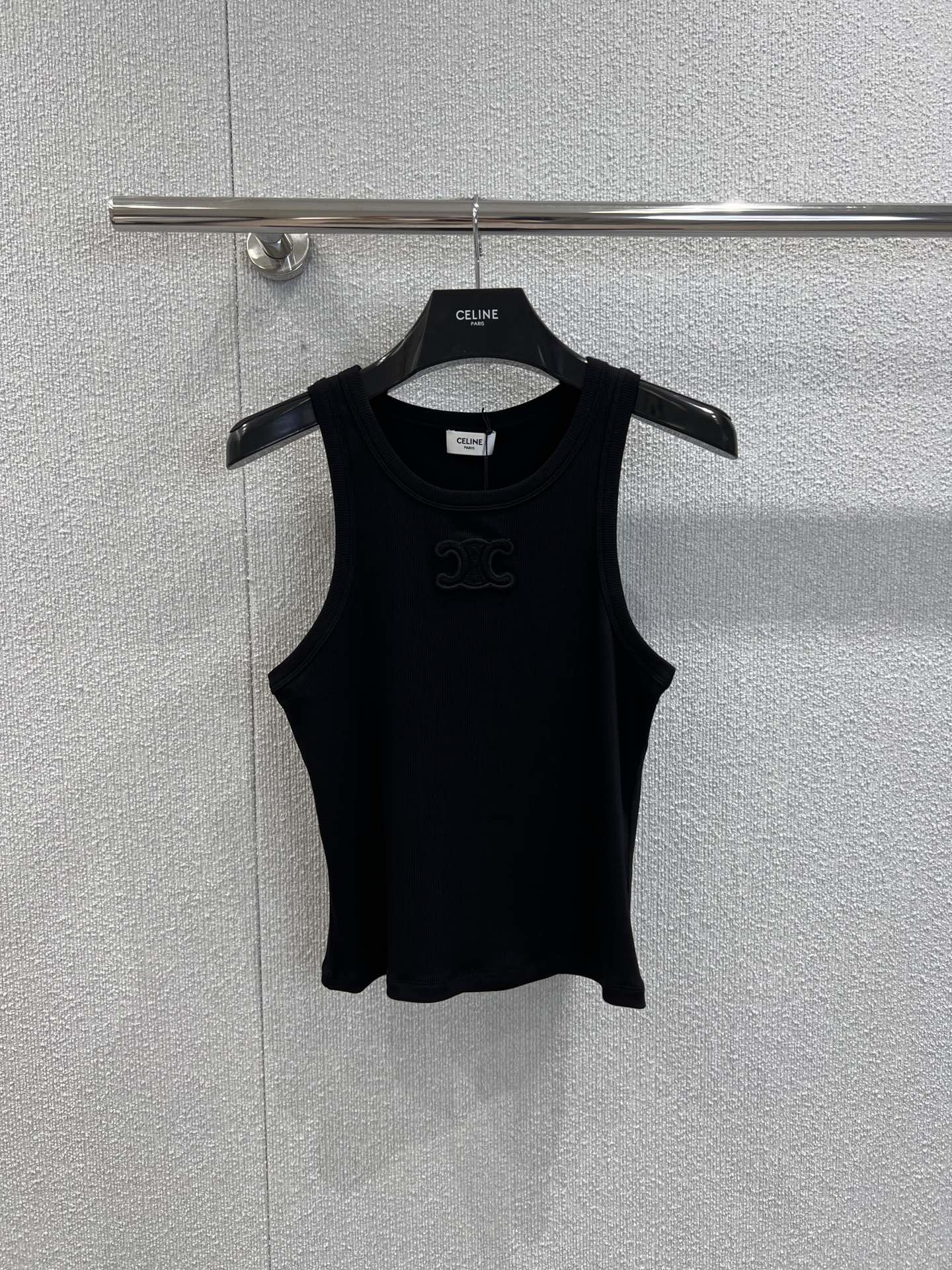 NO:435881,Support replacement Celin* 25Ss early spring new Arc de Triomphe embroidered versatile vest | Exclusive yb development!  High-end production!  Contract the treasures and versatile items for the whole summer!  YB custom vertical strip fabric, the collar and sleeves all use seamless splicing and integrated molding process, and the workmanship quality depends on the details!  The three-dimensional drum and foot closure process is different from the market version!  The waist-hugging style design, three-dimensional cutting, and the upper body effect is amazing!  Custom thread edge collection is smooth and smooth, and the quality depends on the details!  S/M/L real photos, celine, alexander wang19860909支持换款 Celin* 25Ss早春新款 凯旋门刺绣百搭背心丨独家yb开发！高版出品！承包一整个夏天的宝藏百搭单品！YB定制竖条面料,领边袖边皆采用无缝拼接一体成型工艺,做工品质看细节！下脚边立体鼓边收脚工艺,区别市场版本！收腰版型设计,立体裁剪,上身效果绝绝子！定制螺纹收边平整流畅,品质看细节！现货发售S/M/L实拍细节图,,celine,alexander wang,Women's clothing