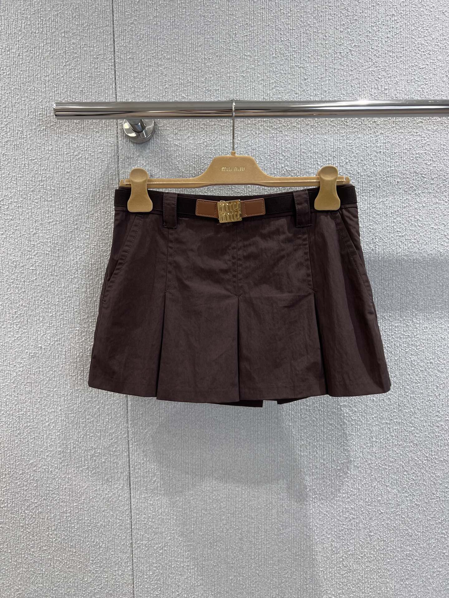 NO:435878,Support replacement Miumi* 25Fw early autumn new style British college style belt pleated skirt丨Exclusive yb development!  High-end production!  The blended cotton-fired cotton is breathable and durable. It has a slightly flared style, engraved metal letter buckle elastic belt. The leather logo is matched with contrasting stitching, which is unique. Layered base socks are worn in spring and autumn, and a refreshing belt is worn alone in summer to make it more proportional. Small people can also wear long legs!  S/M/L real photos, miumiu, skirts, alexander wang19860909支持换款 Miumi* 25Fw早秋新款 英伦学院风腰带百褶短裙丨独家yb开发！高版出品！定织定染棉混纺材质透气耐穿 微喇版型,雕刻金属字母扣弹力腰带 皮革徽标搭配对比缝线,独具特色.春秋叠穿打底袜,夏天单穿清爽腰带位置系高些更显比例,,小个子也能穿出大长腿！现货发售S/M/L实拍细节图,,miumiu,skirts,alexander wang,Women's clothing