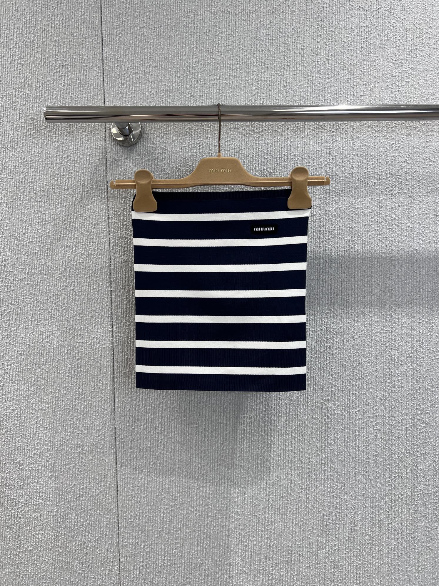 NO:435899,Support replacement Miumi* 25Ss spring and summer new style classic micro-label knitted striped strap top | Exclusive yb development!  High-end production!  Different from the market version, it looks very slim and slim and really cool!  Latest series of items, highly recommended, classic patch embroidery technology, brings visual impact to the overall shape, comfortable and breathable, suitable for various occasions, sexy and high-end, S/M/L real-life details pictures,,miumiu,alexander wang19860909支持换款 Miumi* 25Ss春夏新款 经典微标针织条纹抹胸上衣丨独家yb开发！高版出品！区别市面版本,超显瘦小蛮腰 真的泰酷辣！最新系列单品 强烈推荐 经典贴布绣工艺 给整体造型带来视觉冲击 舒适透气 适合多种场合穿搭 性感高级 现货发售S/M/L实拍细节图,,miumiu,alexander wang,Women's clothing