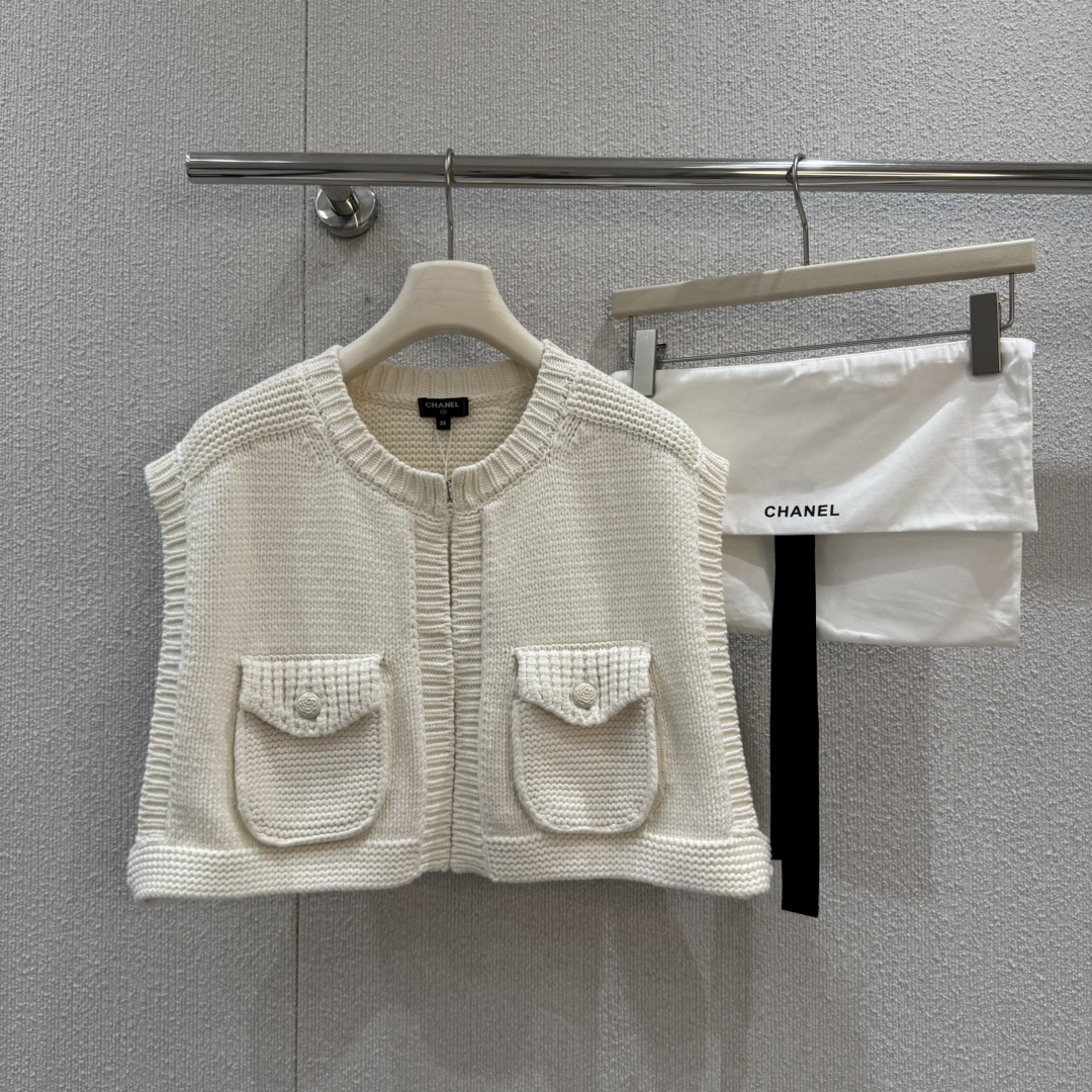 NO:436225,Support replacement Chane* 25A Handicraft Series New Models Coarse Needle Crocheted Design Short Silhouette Knitted Vest | Exclusive YB Development!  High-end production!  All cotton yarn weaving, high-quality texture, comfortable and silhouette vest tailoring, delicate contoured edge decoration, wide shoulder silhouette with flip pocket, more exquisite style, highlighting personality, camellia engraved plaid button embellishment, exquisite tone, front and back shawls fixed with waist buttons, diverse ways to wear, rich visual effects, the upper body shows light luxury and fashionable temperament, S/M/L real-life details pictures, chanel, shawls, alexander wang19860909支持换款 Chane* 25A手工坊系列新款 粗针钩织设计短款廓形针织马甲丨独家yb开发！高版出品！全棉纱线织造 质感高级舒适 廓形马甲剪裁 细致轮廓包边装饰 宽肩廓形配合翻盖口袋 更显版型精致 彰显个性 山茶花刻印襟扣点缀 精致调性 前后两片披肩式以腰间纽扣固定 穿法多样 丰富视觉效果 上身尽显轻奢时髦气质 现货发售S/M/L实拍细节图,,chanel,shawls,alexander wang,Women's clothing