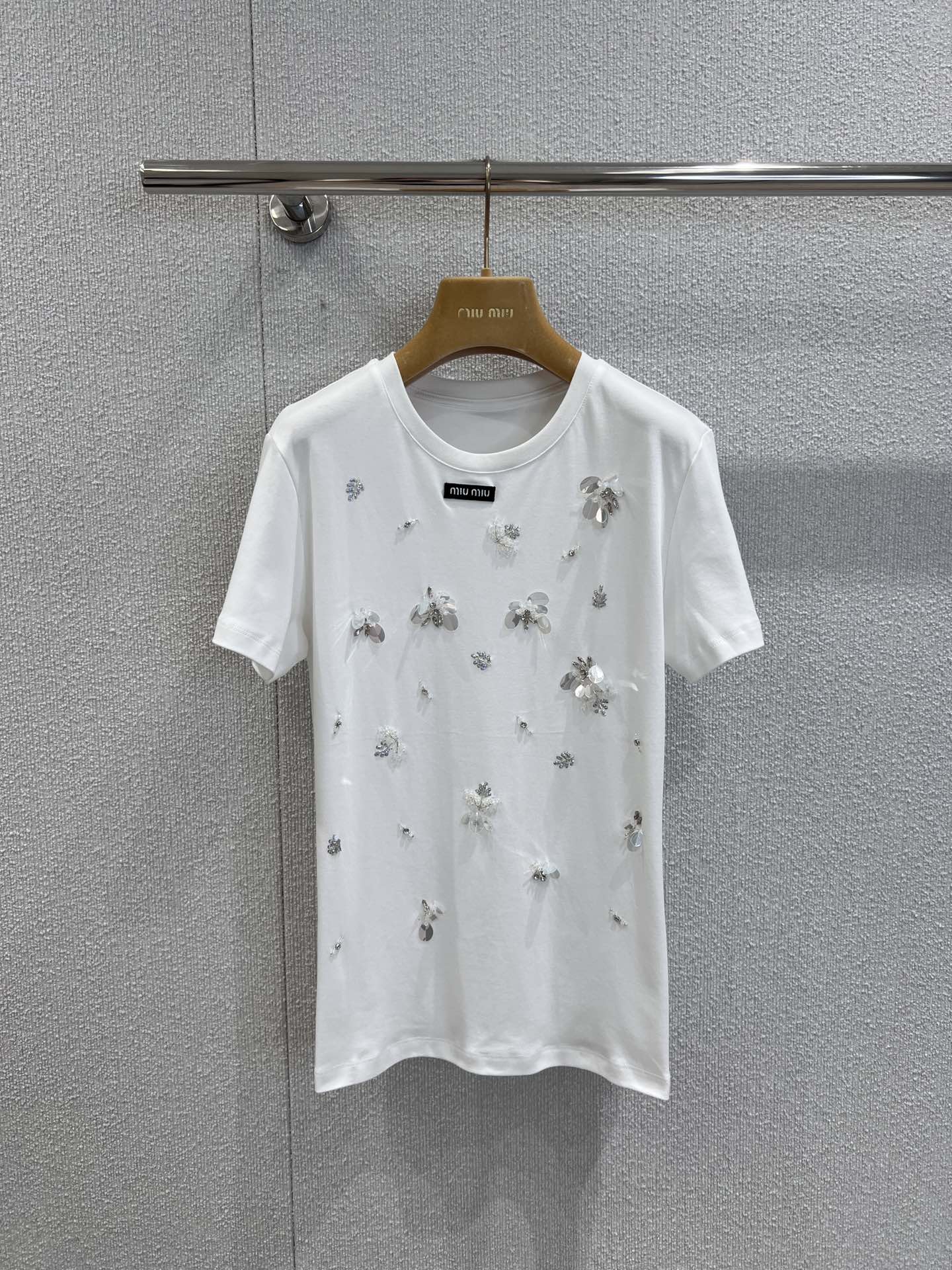 NO:436239,Support replacement MiuMi*25ss Spring and Summer New Style Micro-label Beaded Sequin Flower Round Neck Short-sleeved T-shirt | Exclusive high-end product!  Multi-craft heavy industry short-sleeved T-shirt. The classic small round neck design is simple and easy to wear. It attracts a lot of attention when walking on the street!  The whole piece has a very summery taste. The youthful and energetic feeling is very nice to match casually!  S/M/L real photos, detailed pictures, miumiu, T-shirt,tees, t-shirt,alexander wang19860909支持换款 MiuMi*25ss春夏新款 微标串珠亮片花朵圆领短袖T恤丨独家高版出品！多工艺重工短袖T恤 经典的小圆领设计简洁好穿 走在街上吸睛度满分！整件就是很夏天的味道 青春又活力的感觉随意搭配就很nice！现货发售S/M/L实拍细节图,,miumiu,T-shirt,tees，t-shirt,alexander wang,Women's clothing