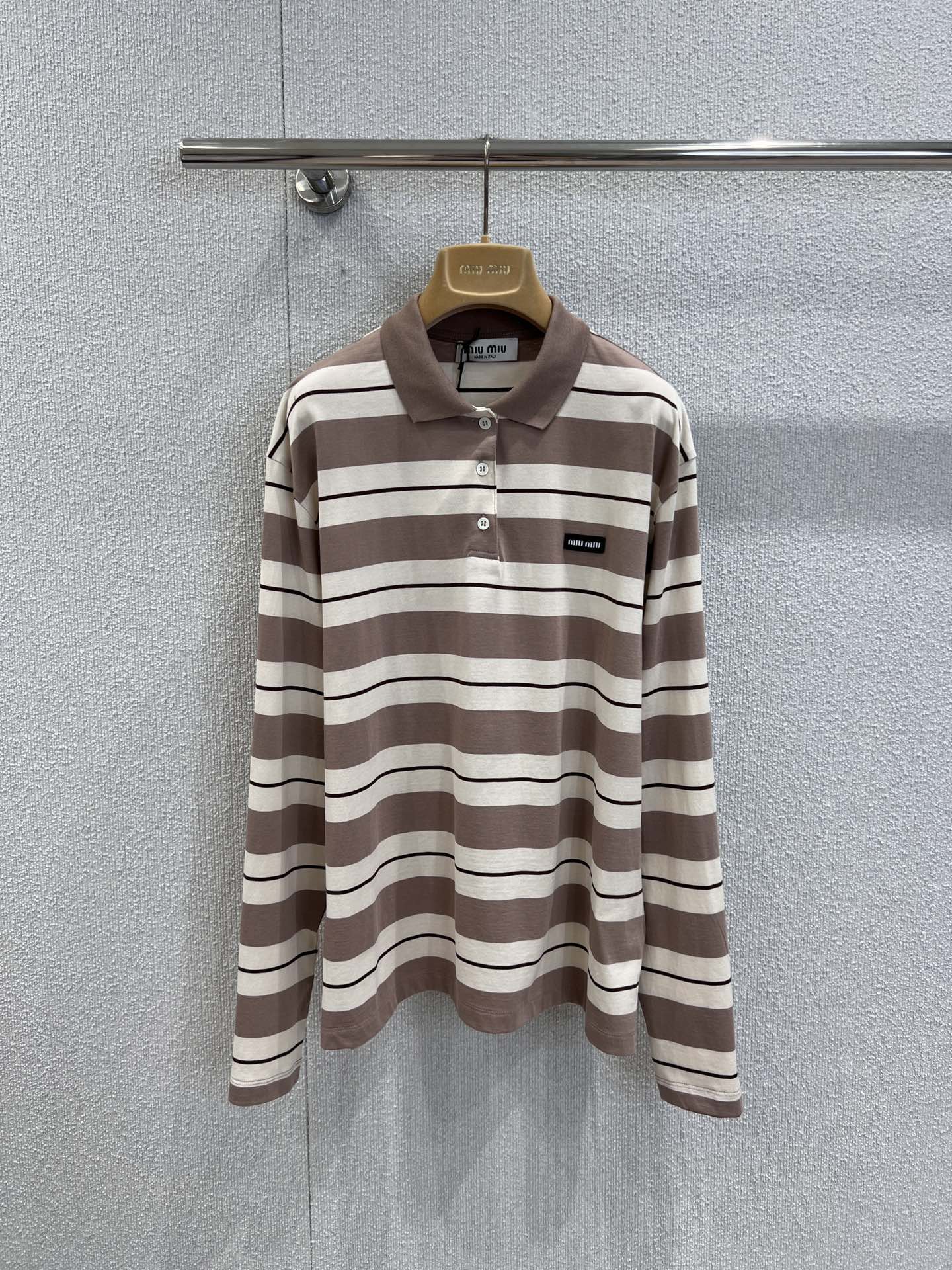 NO:436238,Support replacement Miumi* 25Ss spring and summer new logo contrasting striped lapel contrasting color long-sleeved T-shirt | Exclusive yb development!  High-end production!  Soft and glutinous but not without bones. Classic contrasting stripes, low-key and not exaggerated, simple and charming. Lapel design, modifying neck lines. Embroidered letter design on the chest adds a sense of design to the overall casual atmosphere. Loose and slim style, without restraint on the upper body. S/M/L style for sale. Real details of S/M/L, miumiu,tees, t-shirt, alexander wang19860909支持换款 Miumi* 25Ss春夏新款 徽标撞色条纹翻领撞色长袖T恤丨独家yb开发！高版出品！软软糯糯却又不失筋骨感.经典撞色条纹,低调不浮夸,简单有魅力.翻领设计,修饰颈部线条.胸前徽标刺绣字母设计,在整体的休闲氛围中增添设计感.宽松显瘦的版型,上身无束缚感.男女同款 发售S/M/L实拍细节图,,miumiu,tees，t-shirt,alexander wang,Women's clothing