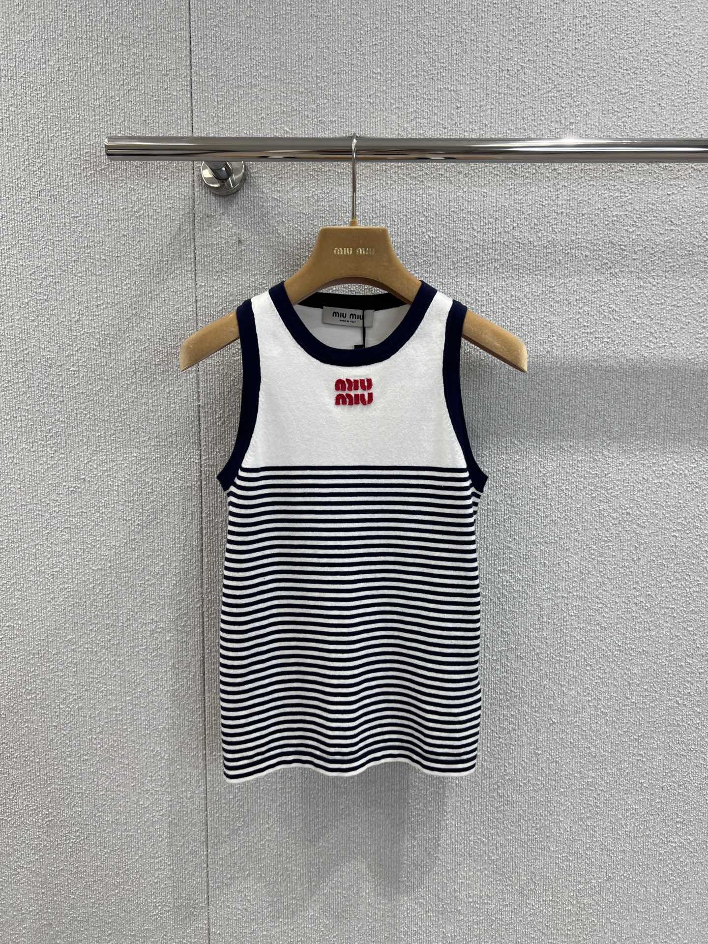 NO:436251,Supports replacement of MiuMi*25ss Spring and Summer New Model Micro-standard Cotton Striped Knitted Vest丨Exclusive high-end product!  Cotton jersey fabric decorated with contrasting brand logo embroidery logo age-reducing stripes pattern contrasting rib trim slim fit elastic style perfect workmanship quality depends on details. S/M/L real shot details pictures on sale in stock, miumiu, alexander wang19860909支持换款MiuMi*25ss春夏新款 微标棉质条纹针织背心丨独家高版出品！棉质平纹针织面料 饰有撞色品牌标识刺绣徽标 减龄条纹图案 撞色罗纹饰边 修身弹力版型 完美做工品质看细节.现货发售S/M/L实拍细节图,,miumiu,alexander wang,Women's clothing