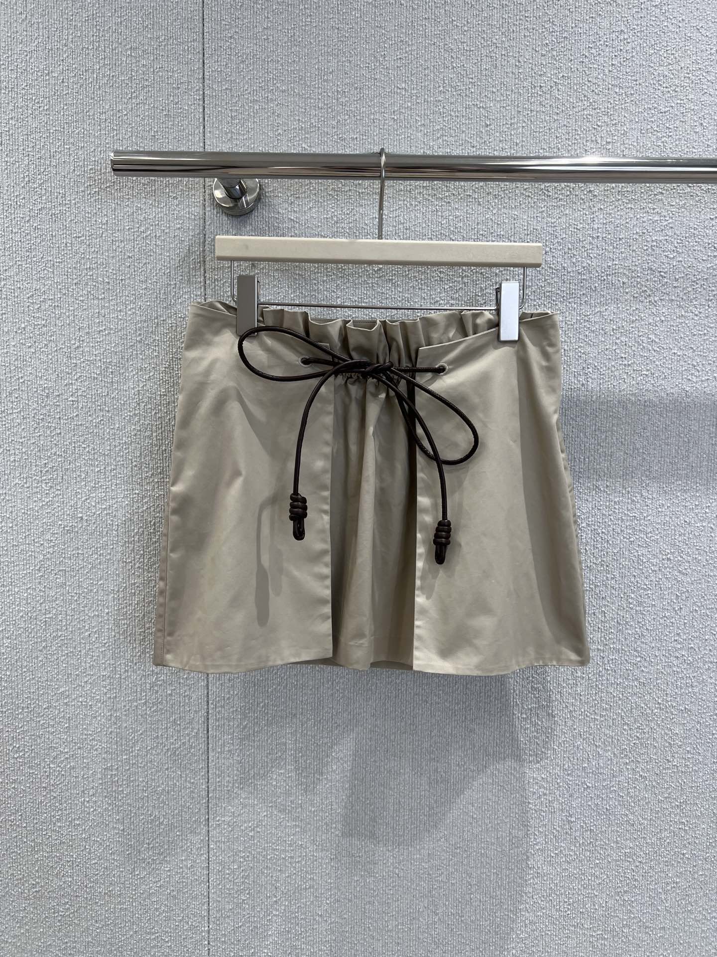 NO:436613,Support replacement Loew* 25Ss spring and summer new style, vertical cut drawstring and piece skirt | Exclusive yb development!  High-end production!  Modern and fashionable positioning bouquets have a strong pleated design!  The style of the film is not picky!  Imported twill pure cotton fabric has super texture!  The classic style is versatile and fashionable!  Super slim on the upper body!  The imported pure cotton fabric has a wide and stylish texture!  Highly recommended single items, on-site S/M/L real photos, loewe, skirts, alexander wang19860909支持换款 Loew* 25Ss春夏新款 立裁抽绳搭片半裙丨独家yb开发！高版出品！摩登时髦定位花束褶皱设计感超强！搭片版型不挑人！进口斜纹纯棉布面料质感超物！经典版型百搭又时髦！上身超显瘦！进口纯棉面料质感挺阔有型！强烈推荐单品,现货发售 S/M/L实拍细节图,,loewe,skirts,alexander wang,Women's clothing