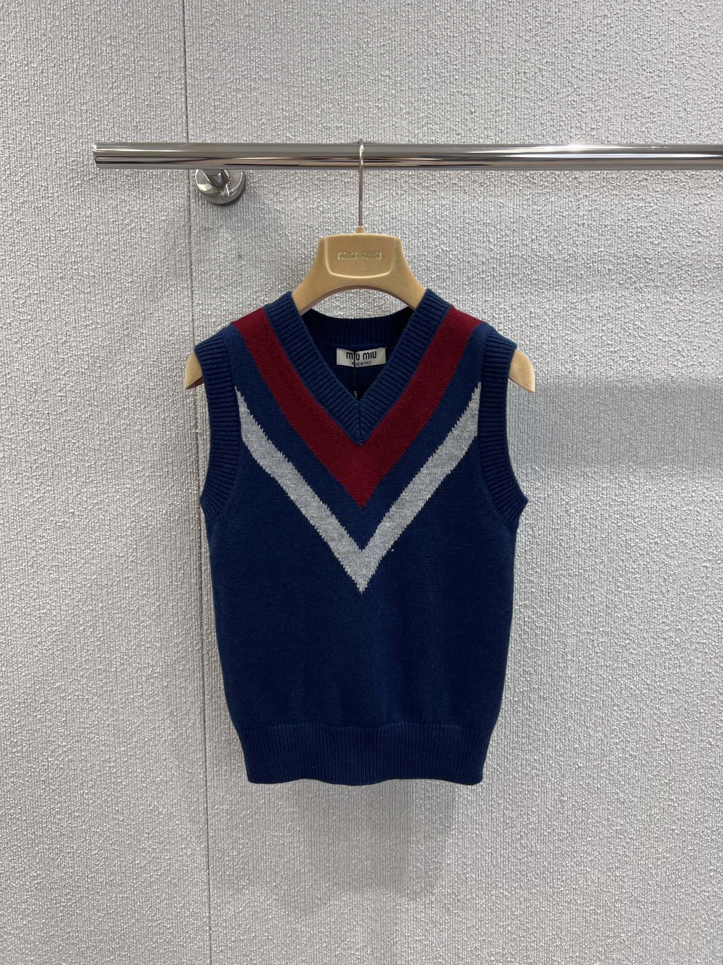 NO:436965,Support replacement Miumi* 25Ss spring and summer new style college style knitted V-neck vest | Exclusive high-end production!  Contrasting color matching decoration, classic letter logo jacquard embellishment on the back, retro, fashionable, exquisite and versatile, make the casual academy style strong, playful, age-reducing, easy to control during daily travel or party, on-site sale S/M/L real-life details pictures, miumiu, alexander wang19860909支持换款 Miumi* 25Ss春夏新款 学院风针织V领背心丨独家高版出品！撞色搭配装饰 后背经典字母logo提花点缀 复古时髦精致百搭 让休闲学院风格强烈 俏皮减龄显白 日常出行或聚会轻松驾驭 现货发售 S/M/L实拍细节图,,miumiu,alexander wang,Women's clothing