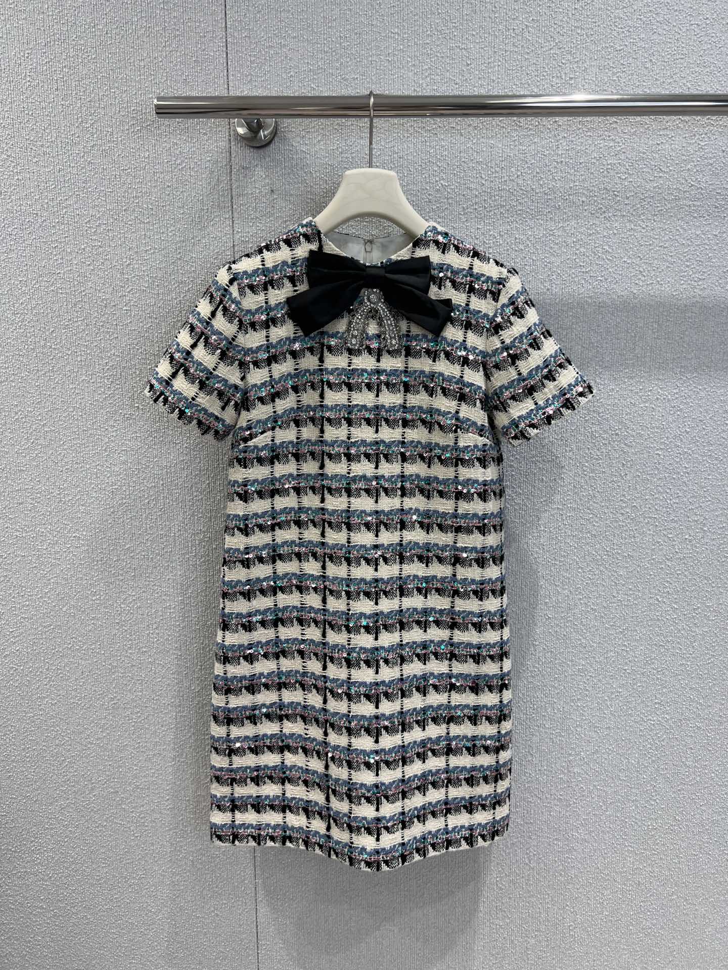 NO:436234,Support for replacement Valenti*o 25Fw early autumn new style, Ho Chaoqiong's same famous socialite style dress | Exclusive high-end production!  The high-end beaded colored yarn plaid braided soft tweed fabric is super beautiful!  Ribbon butterfly-shaped rhinestones. A must-have high-end item for French court-style celebrities and white and rich beauty!  Three-dimensional style top body looks slim. Customized jacquard lining, perfect workmanship quality depends on details. S/M/L real photos are available in stock, valentino, skirts, alexander wang19860909支持换款 Valenti*o 25Fw早秋新款 何超琼同款名媛风连衣裙丨独家高版出品！高定珠片彩纱格纹编织软花呢面料超美！丝带蝴蝶形水钻装系.法式宫廷风气质名媛白富美必备高级单品！立体裁版型上身巨显瘦.定制提花里衬,完美做工品质看细节.现货发售S/M/L实拍细节图,,valentino,skirts,alexander wang,Women's clothing