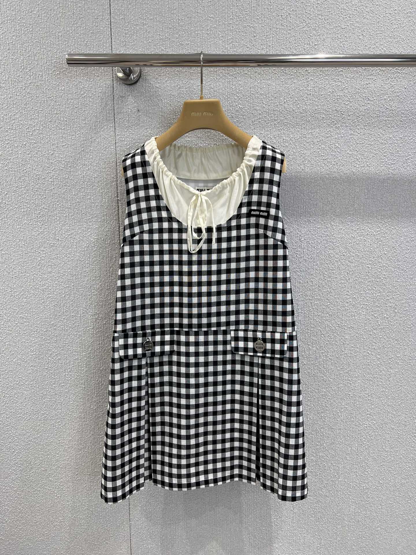 NO:436260,Support replacement MiuMi* 25ss Spring and Summer New Style Fake Two-piece Plaid Vest Dress丨Exclusive high-end product!  A rich and beautiful woman must come in!  Retro plaid elements, natural waist-hugging cut, upper body can be sweet and cool, super cover flesh and make you look slimming, temperament items that can be easily controlled in any occasion, workmanship quality depends on details. S/M/L real photos of S/M/L are available in stock, miumiu, skirts, alexander wang19860909支持换款 MiuMi* 25ss春夏新款 假两件格子背心连衣裙丨独家高版出品！白富美必入！复古格纹元素 自然收腰剪裁 上身可甜可酷 超级遮肉显瘦 任何场合都轻松驾驭的气质单品 做工品质看细节.现货发售S/M/L实拍细节图,,miumiu,skirts,alexander wang,Women's clothing