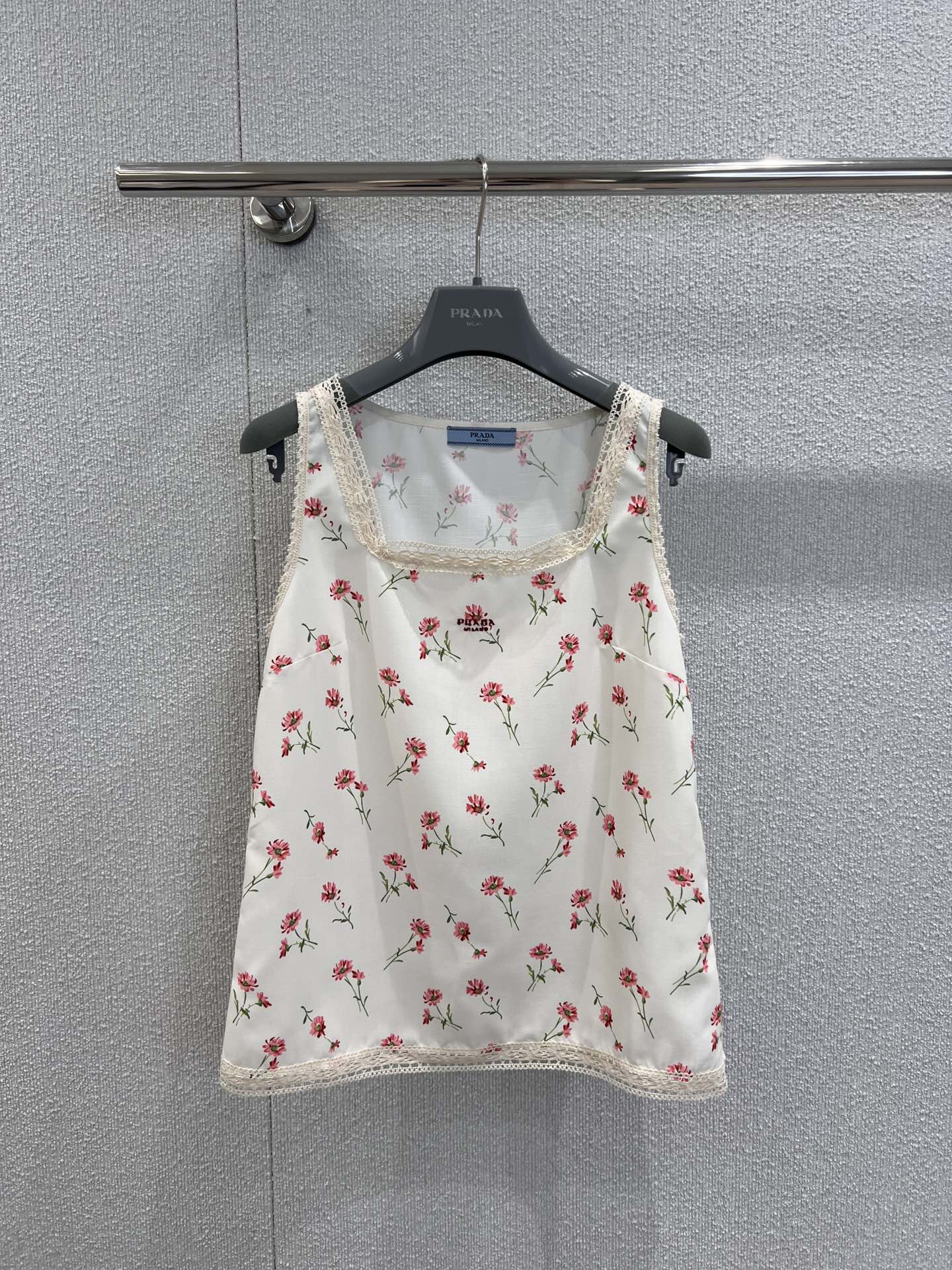 NO:436257,Supports replacement Prad* 25ss Spring and Summer New Style Floral Printed Vest + Shorts Set | Exclusive High-end Production!  Spliced ​​lace embellishments, full of girlishness, a set of upper body is a blessing for sweet girls, cute and age-reducing, recommended for versatile summer items, workmanship quality depends on details. S/M/L real photos of S/M/L on sale in stock, prada, shorts, alexander wang19860909支持换款 Prad* 25ss春夏新款 碎花印花背心+短裤套装丨独家高版出品！拼接蕾边点缀 少女感满满 一套上身简直是甜妹福音 可爱又减龄 夏日百搭单品推荐 做工品质看细节.现货发售S/M/L实拍细节图,,prada,shorts,alexander wang,Women's clothing