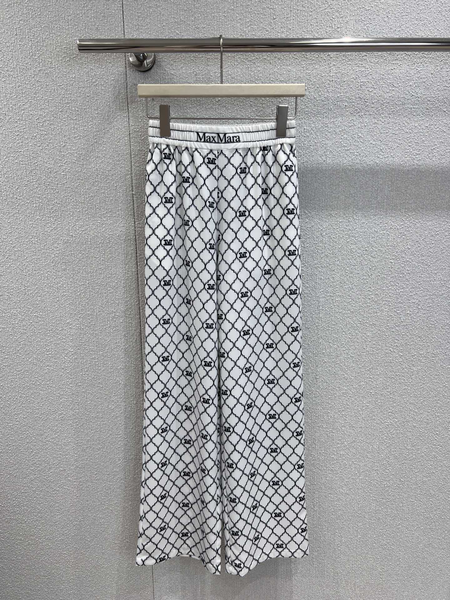 NO:436600,Support replacement Max Mar* 25Ss spring and summer new style, thin letter printed casual trousers | Exclusive high-end production!  Lightweight and breathable, full of comfort!  The atmosphere is really amazing. It’s really suitable to wear it in summer!  The elastic and high-waisted pants are designed with strong inclusiveness and not picky about the figure. It is unique and fashionable. It is highly recommended!  Get it now!  S/M/L real photos, alexander wang19860909支持换款 Max Mar* 25Ss春夏新款 轻薄款字母印花休闲长裤丨独家高版出品！轻薄透气 舒适感满分！氛围感天菜真的绝了夏天出游这样穿真的太适合啦！裤子松紧高腰设计包容性强不挑身材～个性独特又时髦出街不撞款 强烈推荐！赶紧入手吧！现货发售 S/M/L实拍细节图,,alexander wang,Women's clothing