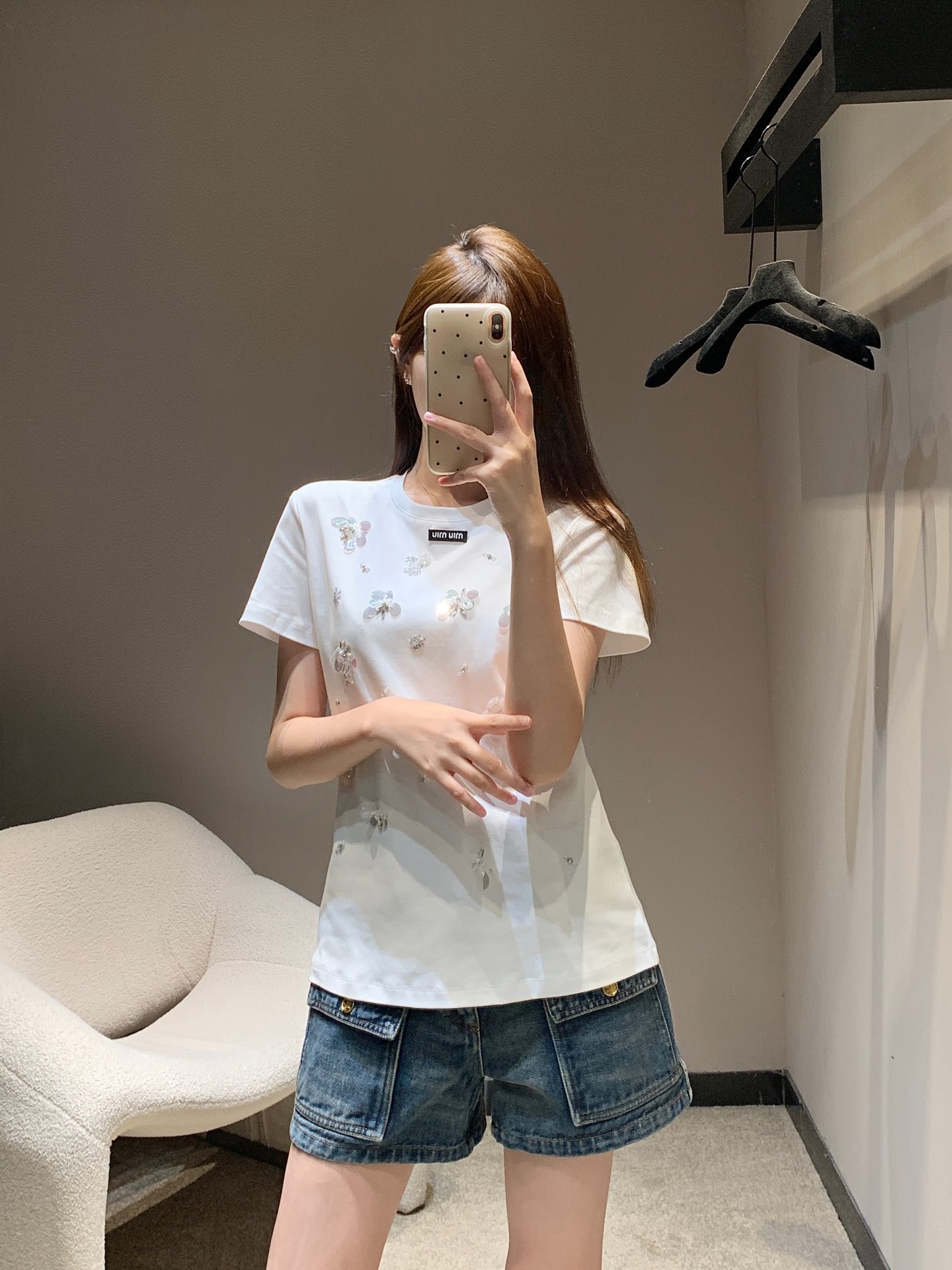 NO:436242,MiuMi*25ss Spring and Summer New Style Micro-label Beaded Sequin Flower Round Neck Short-sleeved T-shirt丨Exclusive high-end production!  Multi-craft heavy industry short-sleeved T-shirt. The classic small round neck design is simple and easy to wear. It attracts a lot of attention when walking on the street!  The whole piece has a very summery taste. The youthful and energetic feeling is very nice to match casually!  S/M/L, miumiu, T-shirt,tees, t-shirt,alexander wang19860909MiuMi*25ss春夏新款 微标串珠亮片花朵圆领短袖T恤丨独家高版出品！多工艺重工短袖T恤 经典的小圆领设计简洁好穿 走在街上吸睛度满分！整件就是很夏天的味道 青春又活力的感觉随意搭配就很nice！现货发售S/M/L,,miumiu,T-shirt,tees，t-shirt,alexander wang,Women's clothing