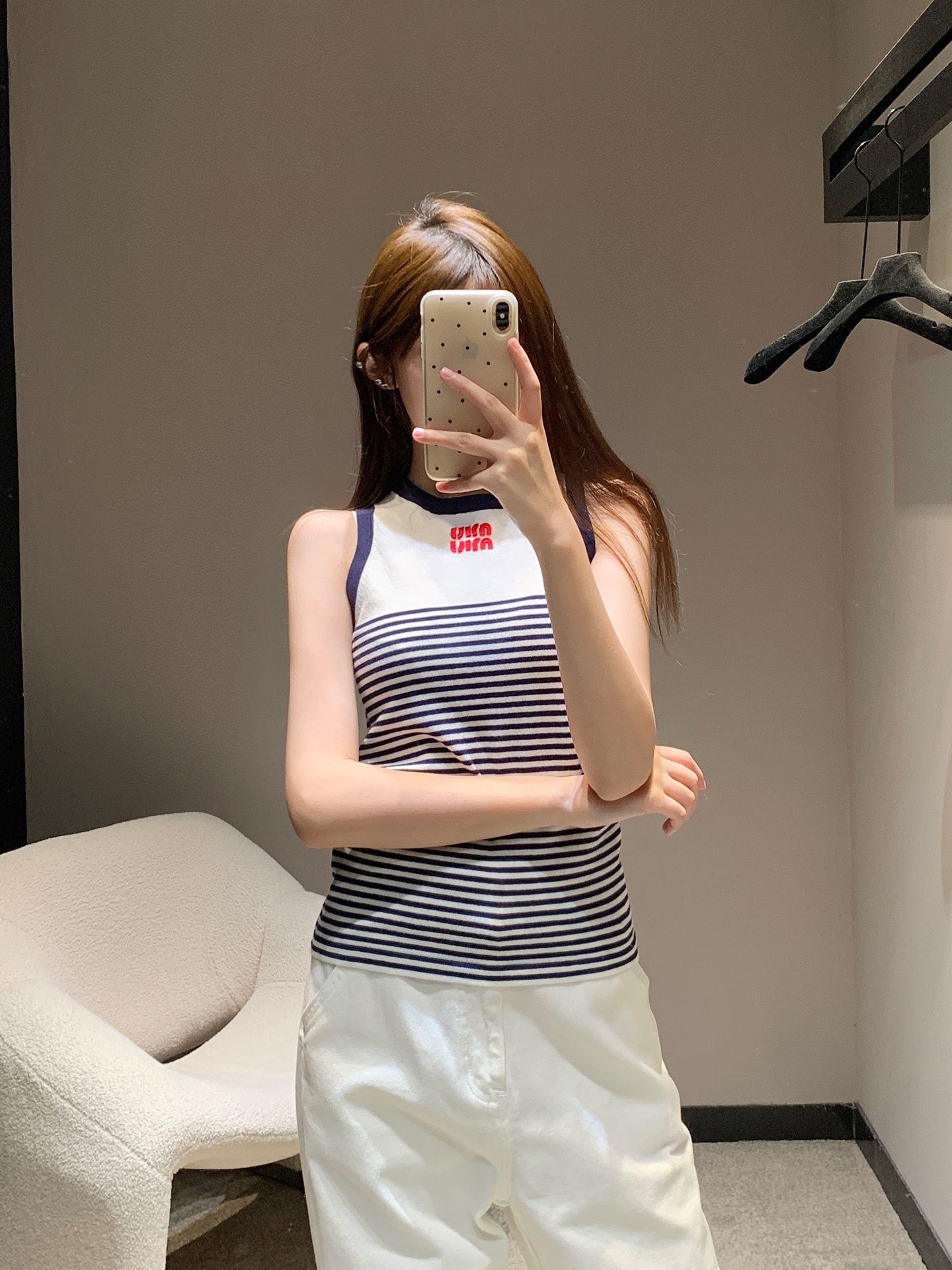 NO:436254,MiuMi*25ss Spring and Summer New Style Micro-Standard Cotton Striped Knitted Vest丨Exclusive High-Performance Production!  Cotton jersey fabric decorated with contrasting brand logo embroidery logo age-reducing stripes pattern contrasting ribbed trim slim fit elastic style Perfect workmanship quality depends on details. S/M/L on sale in stock, miumiu, alexander wang19860909MiuMi*25ss春夏新款 微标棉质条纹针织背心丨独家高版出品！棉质平纹针织面料 饰有撞色品牌标识刺绣徽标 减龄条纹图案 撞色罗纹饰边 修身弹力版型 完美做工品质看细节.现货发售S/M/L,,miumiu,alexander wang,Women's clothing