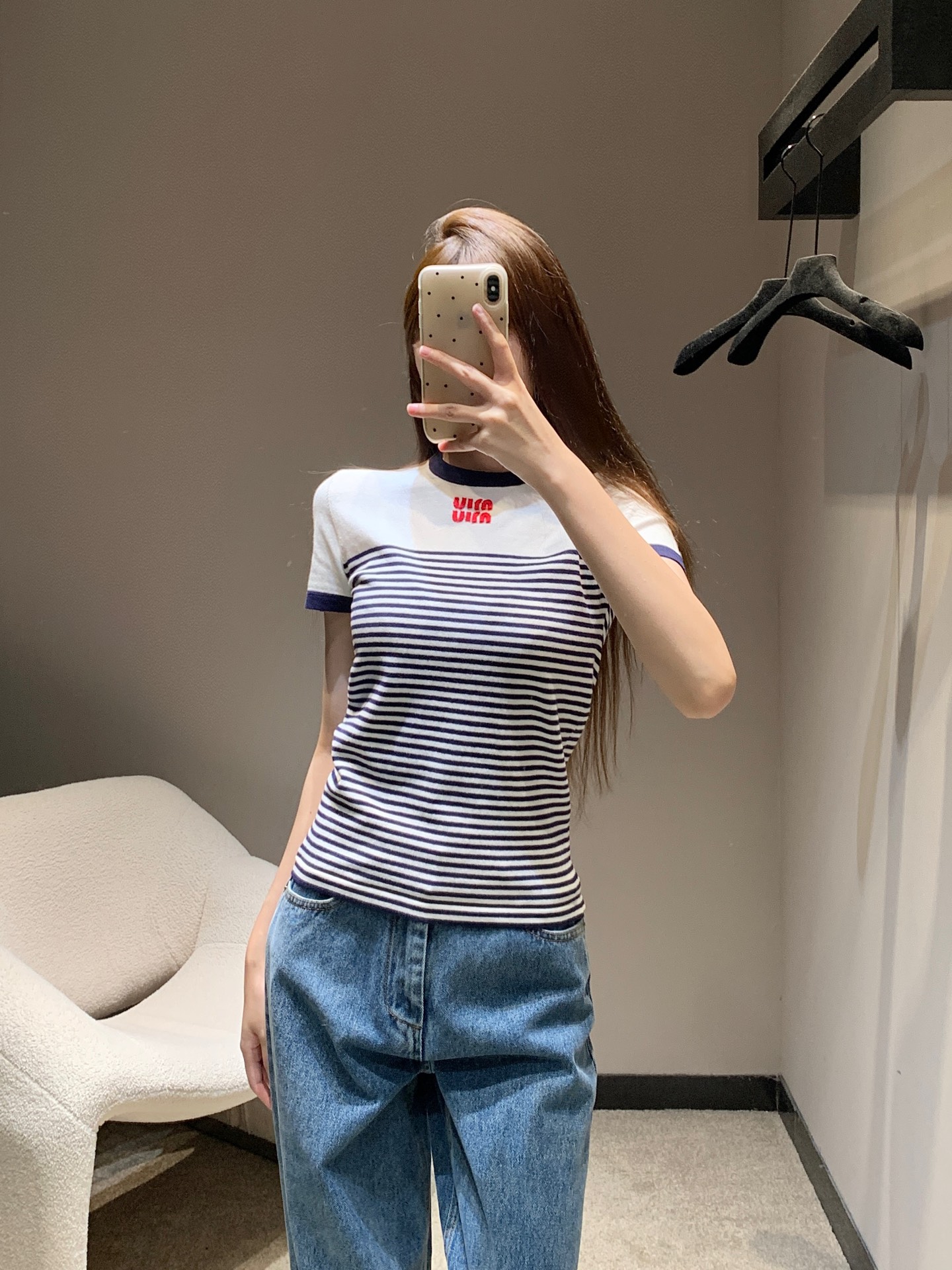 NO:436619,Miumi* 25Ss spring and summer new style micro-standard cotton striped knitted top丨Exclusive high-end production!  Cotton jersey fabric decorated with contrasting brand logo embroidery logo age-reducing stripes pattern contrasting ribbed trim slim fit elastic style Perfect workmanship quality depends on details. On sale in stock S/M/L,,miumiu,alexander wang19860909Miumi* 25Ss春夏新款 微标棉质条纹针织上衣丨独家高版出品！棉质平纹针织面料 饰有撞色品牌标识刺绣徽标 减龄条纹图案 撞色罗纹饰边 修身弹力版型 完美做工品质看细节.现货发售 S/M/L,,miumiu,alexander wang,Women's clothing