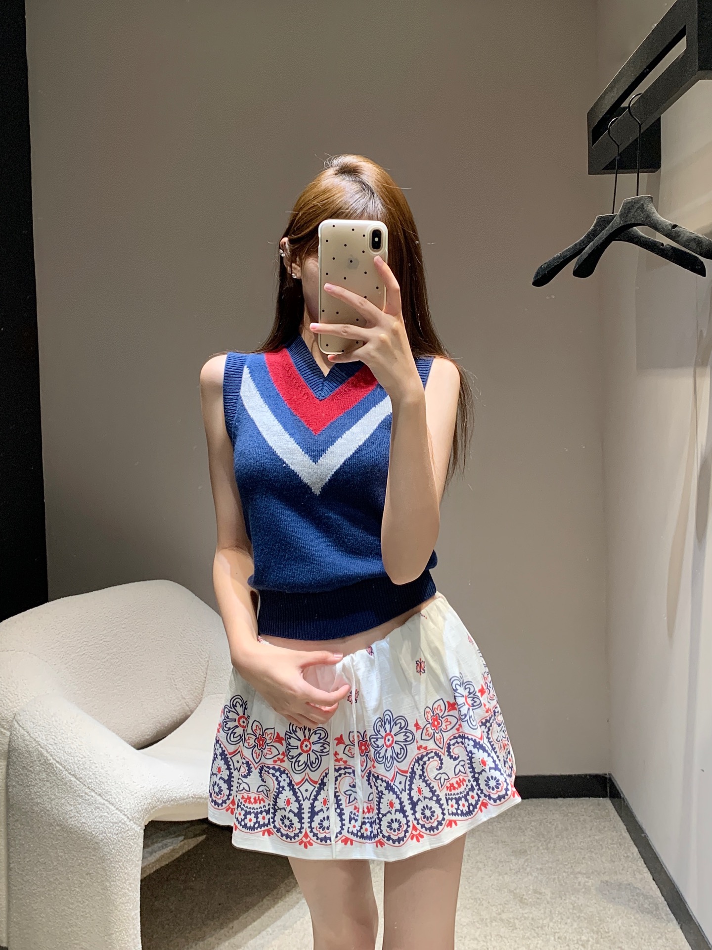 NO:436966,Miumi* 25Ss spring and summer new style college style knitted V-neck vest | Exclusive high-end production!  Contrast color matching decoration, classic letter logo jacquard embellishment on the back, retro, fashionable, exquisite and versatile, make the casual academy style strong, playful, age-reducing, easy to control during daily travel or party, on-site sale S/M/L,,miumiu,alexander wang19860909Miumi* 25Ss春夏新款 学院风针织V领背心丨独家高版出品！撞色搭配装饰 后背经典字母logo提花点缀 复古时髦精致百搭 让休闲学院风格强烈 俏皮减龄显白 日常出行或聚会轻松驾驭 现货发售 S/M/L,,miumiu,alexander wang,Women's clothing